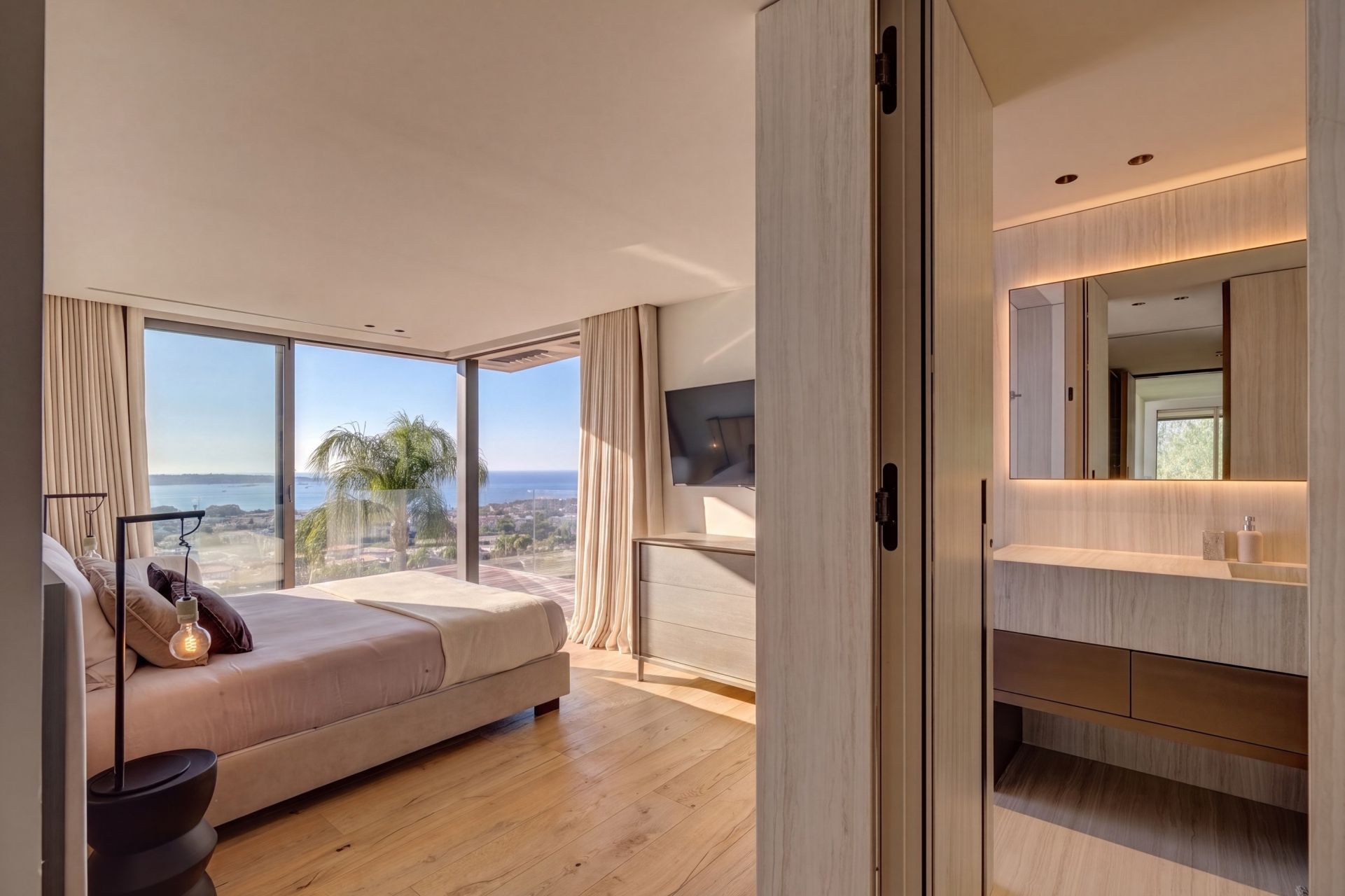 villa 7 Rooms for sale on VALLAURIS (06220)