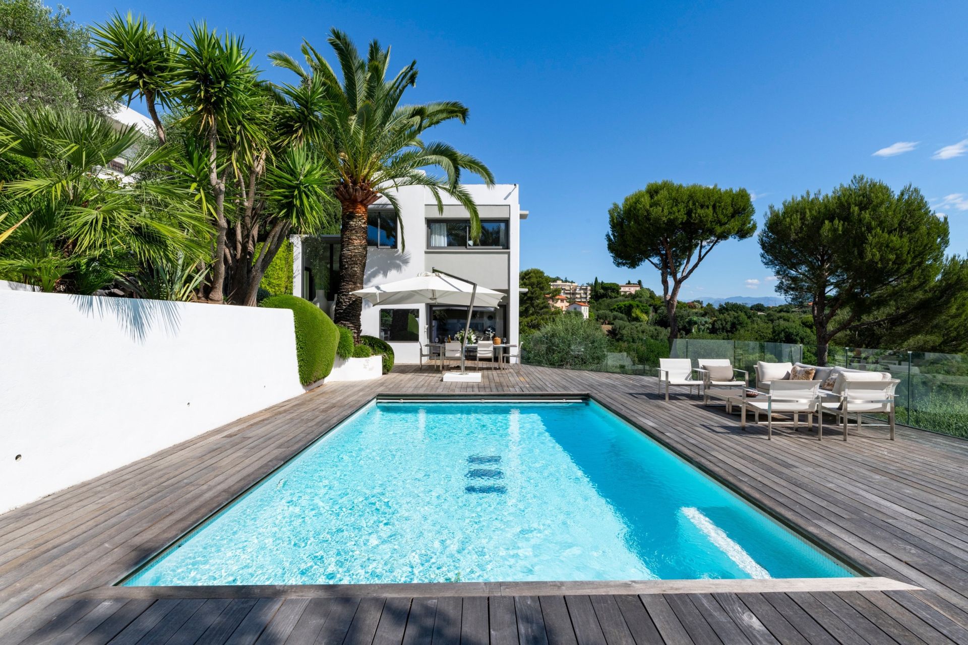 contemporary house 5 Rooms for sale on NICE (06000)