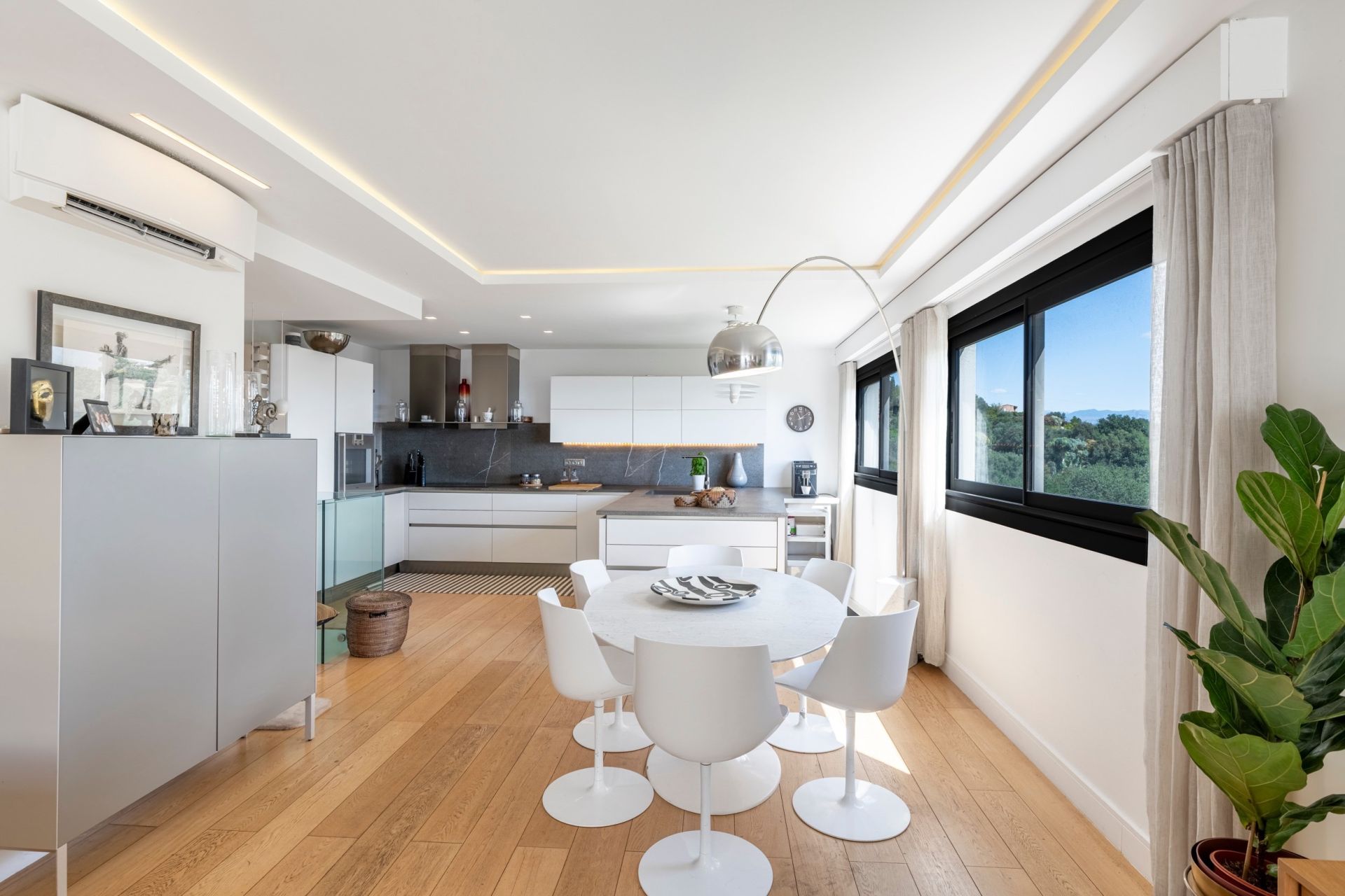contemporary house 5 Rooms for sale on NICE (06000)