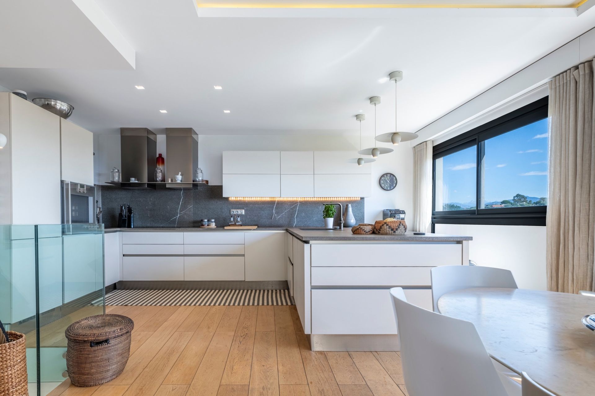 contemporary house 5 Rooms for sale on NICE (06000)