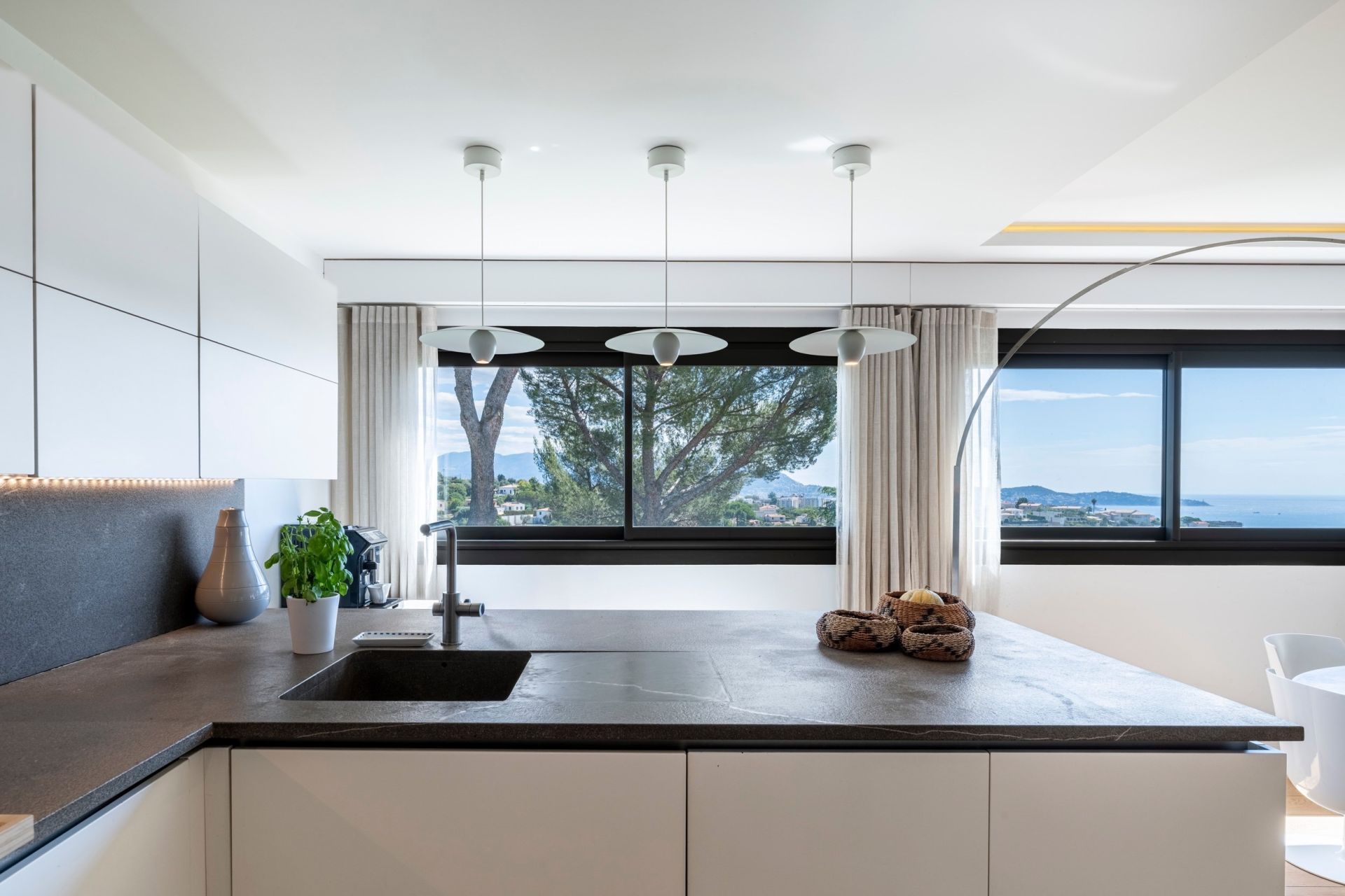 contemporary house 5 Rooms for sale on NICE (06000)