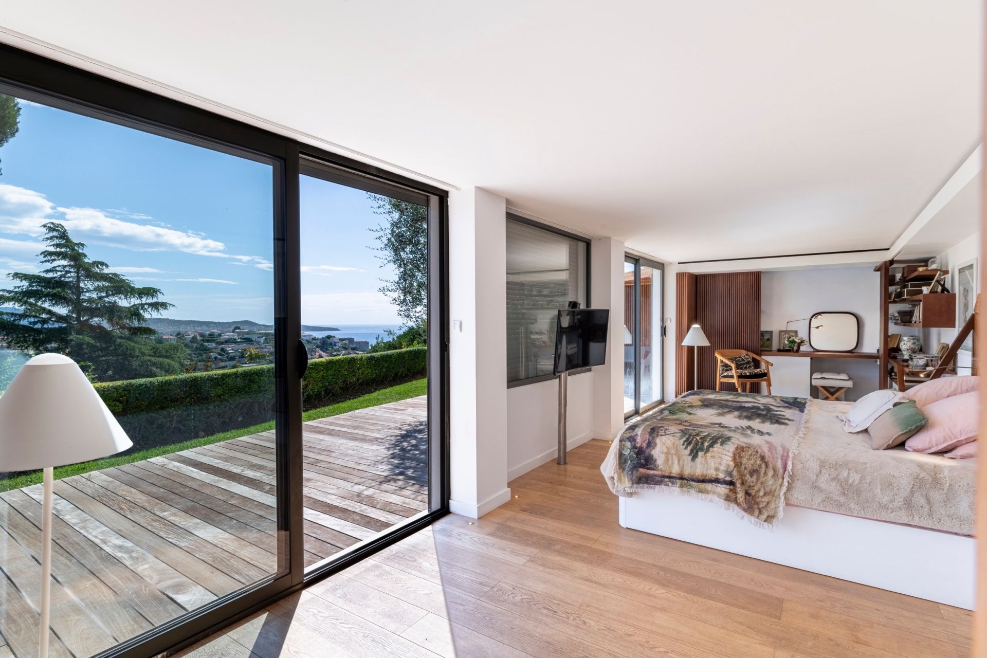 contemporary house 5 Rooms for sale on NICE (06000)
