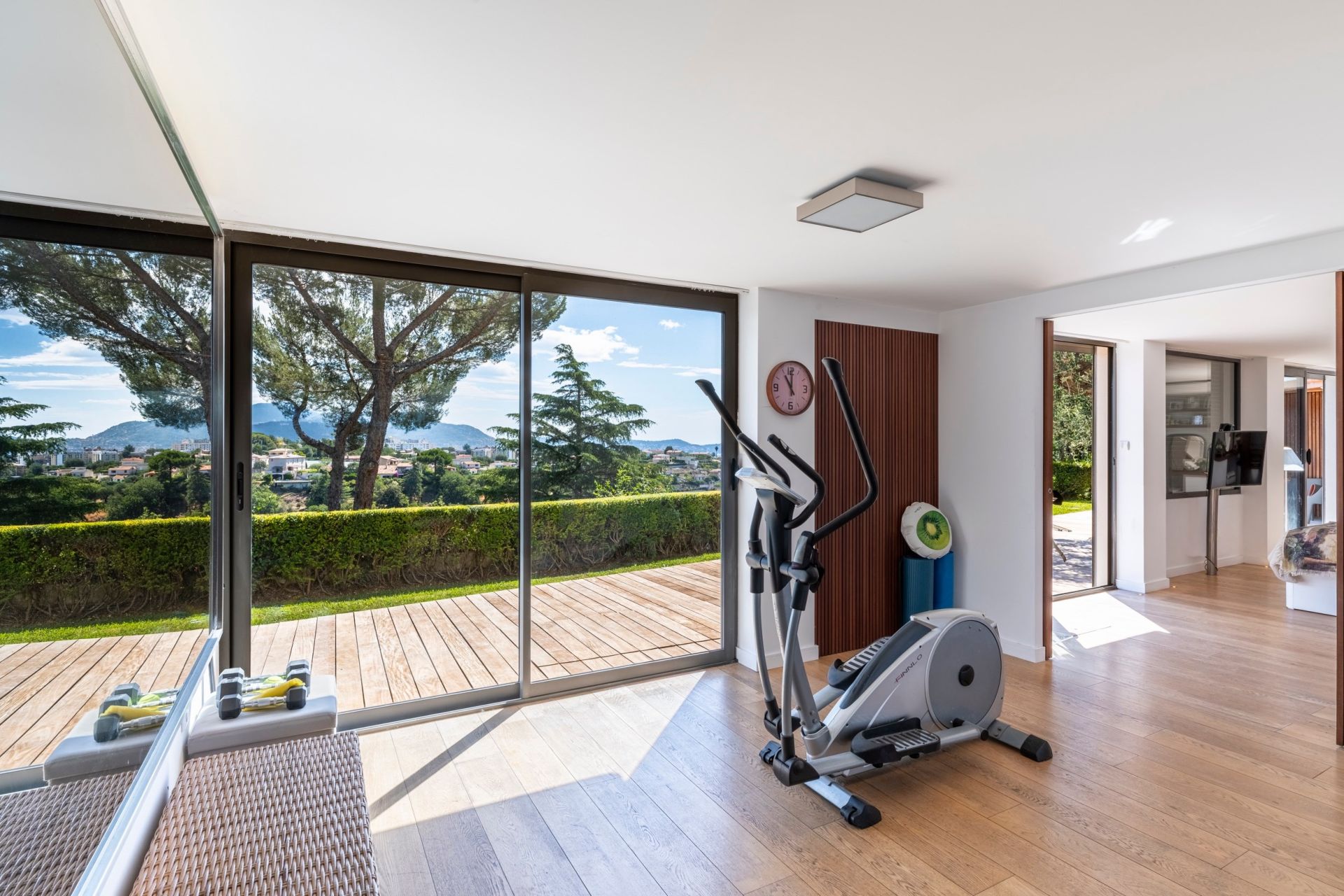 contemporary house 5 Rooms for sale on NICE (06000)