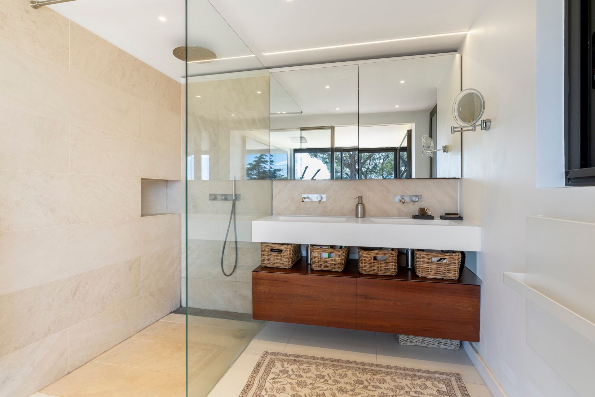 contemporary house 5 Rooms for sale on NICE (06000)