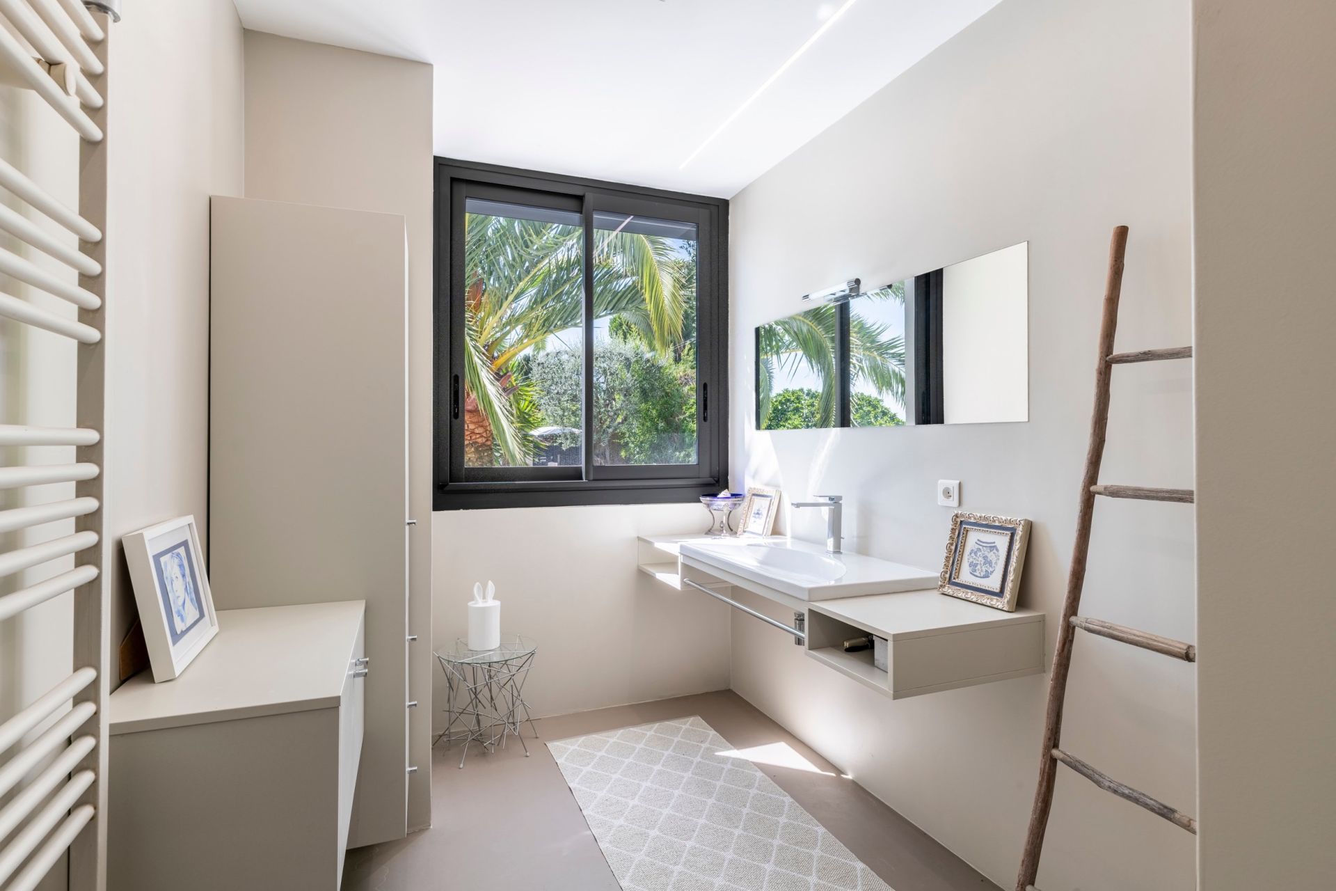 contemporary house 5 Rooms for sale on NICE (06000)