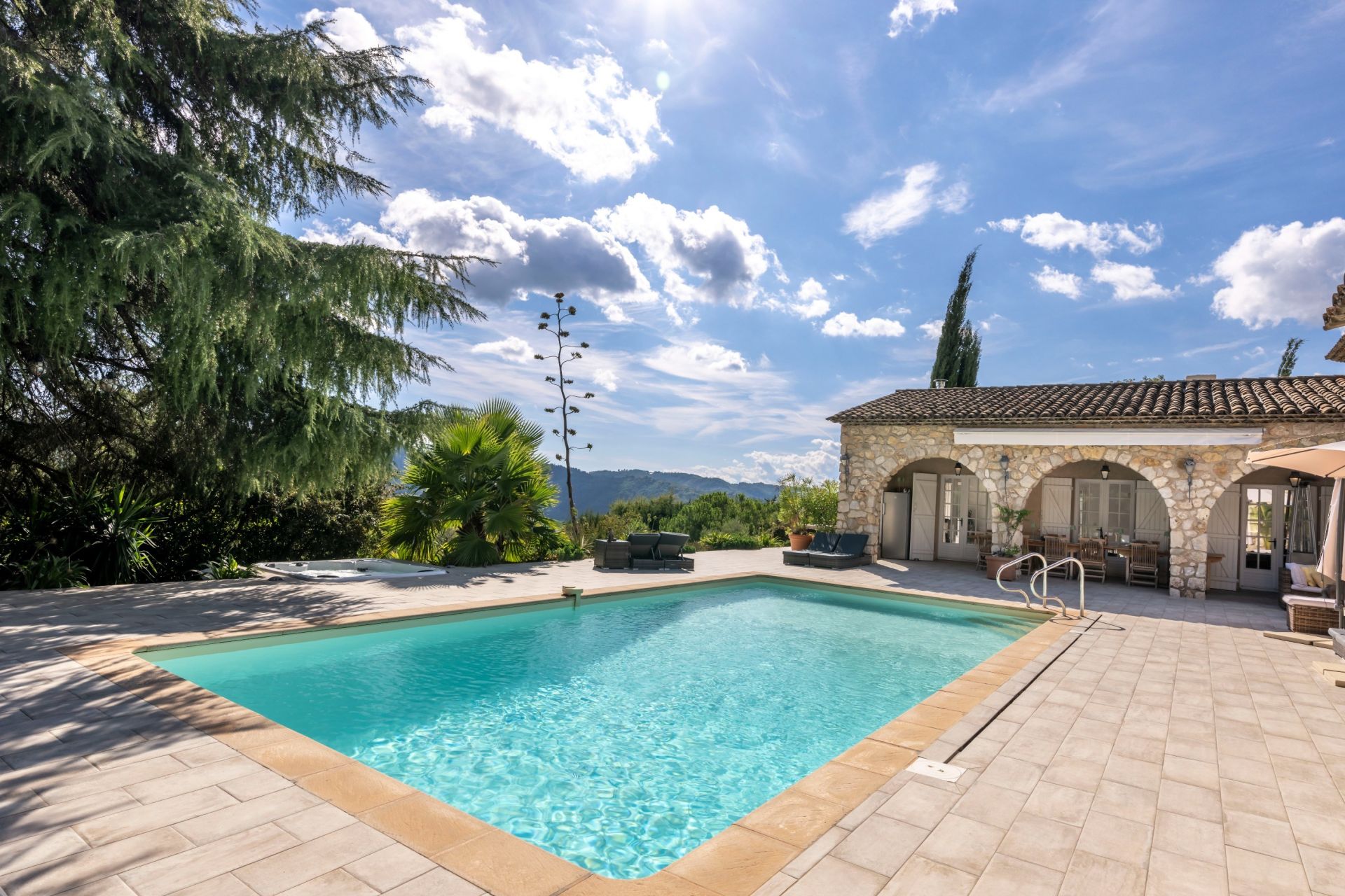 villa 10 Rooms for sale on PEYMEINADE (06530)