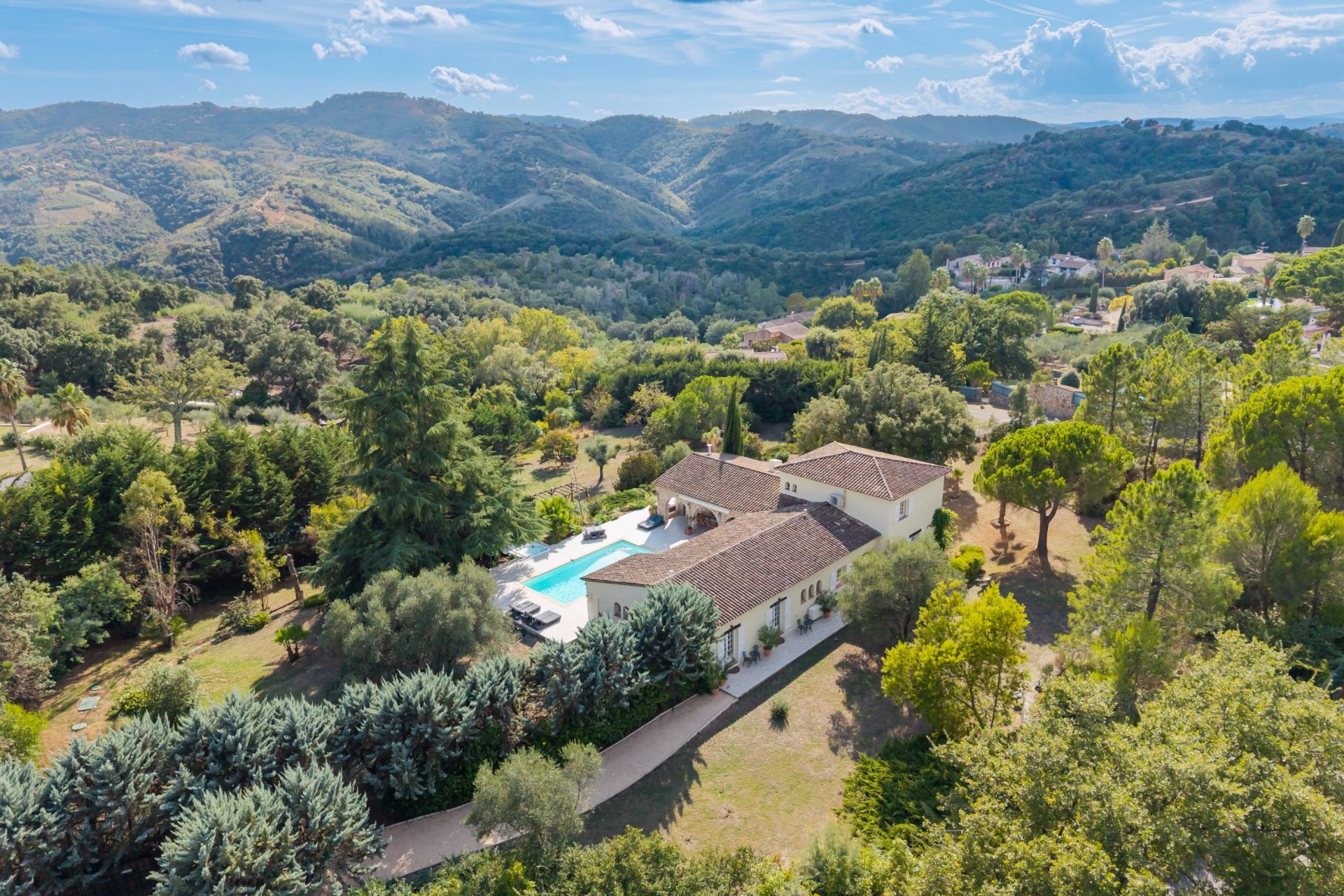 villa 10 Rooms for sale on PEYMEINADE (06530)