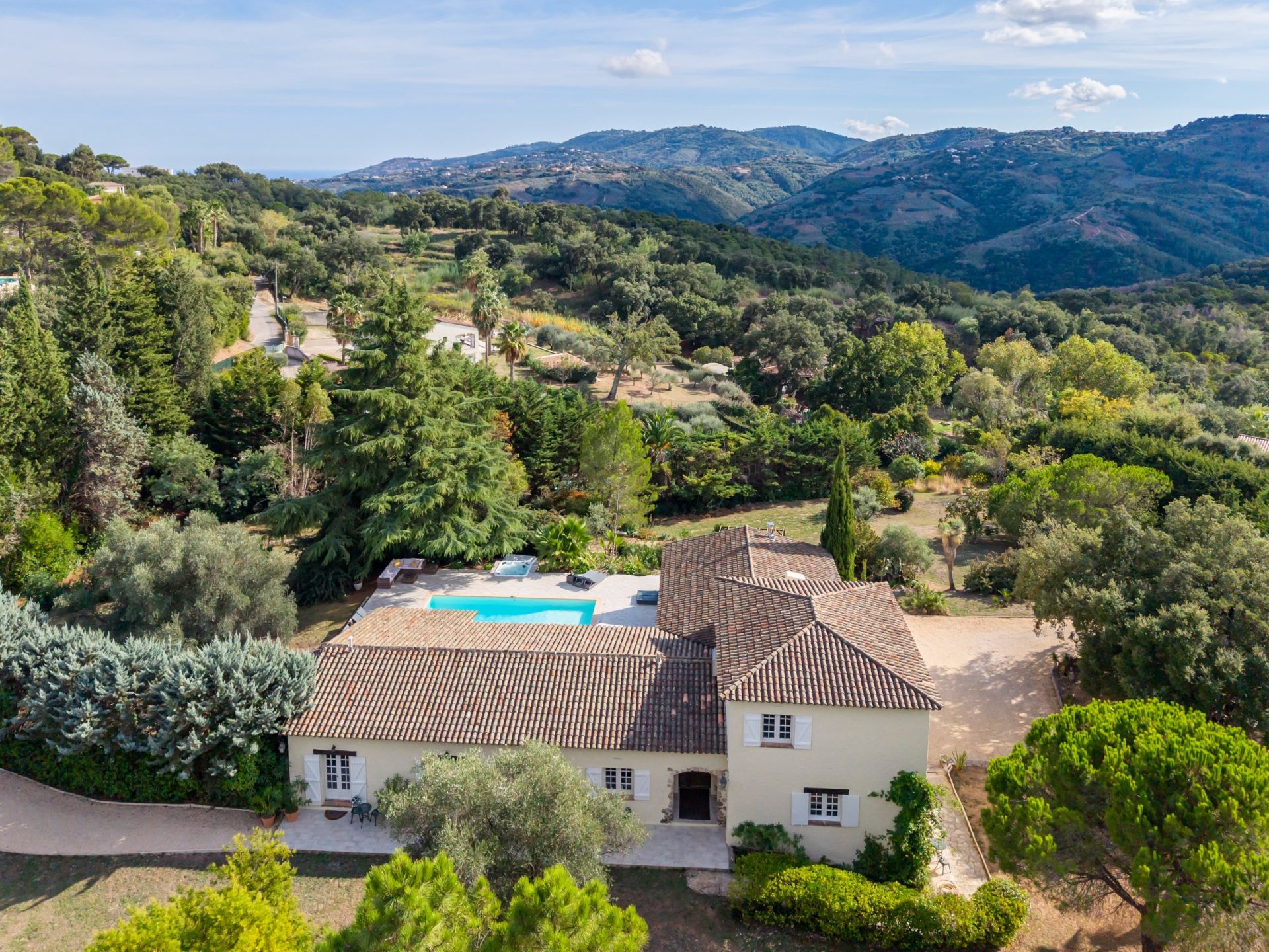 villa 10 Rooms for sale on PEYMEINADE (06530)