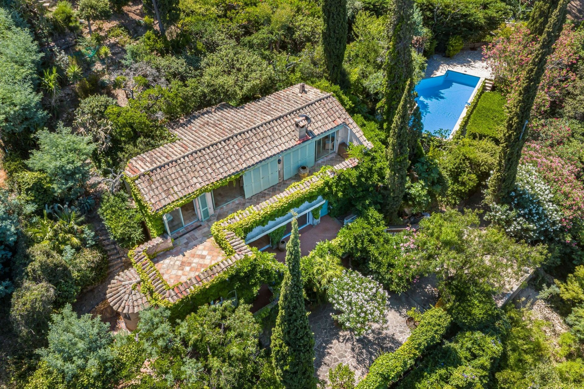 provencal house 7 Rooms for sale on THEOULE SUR MER (06590)