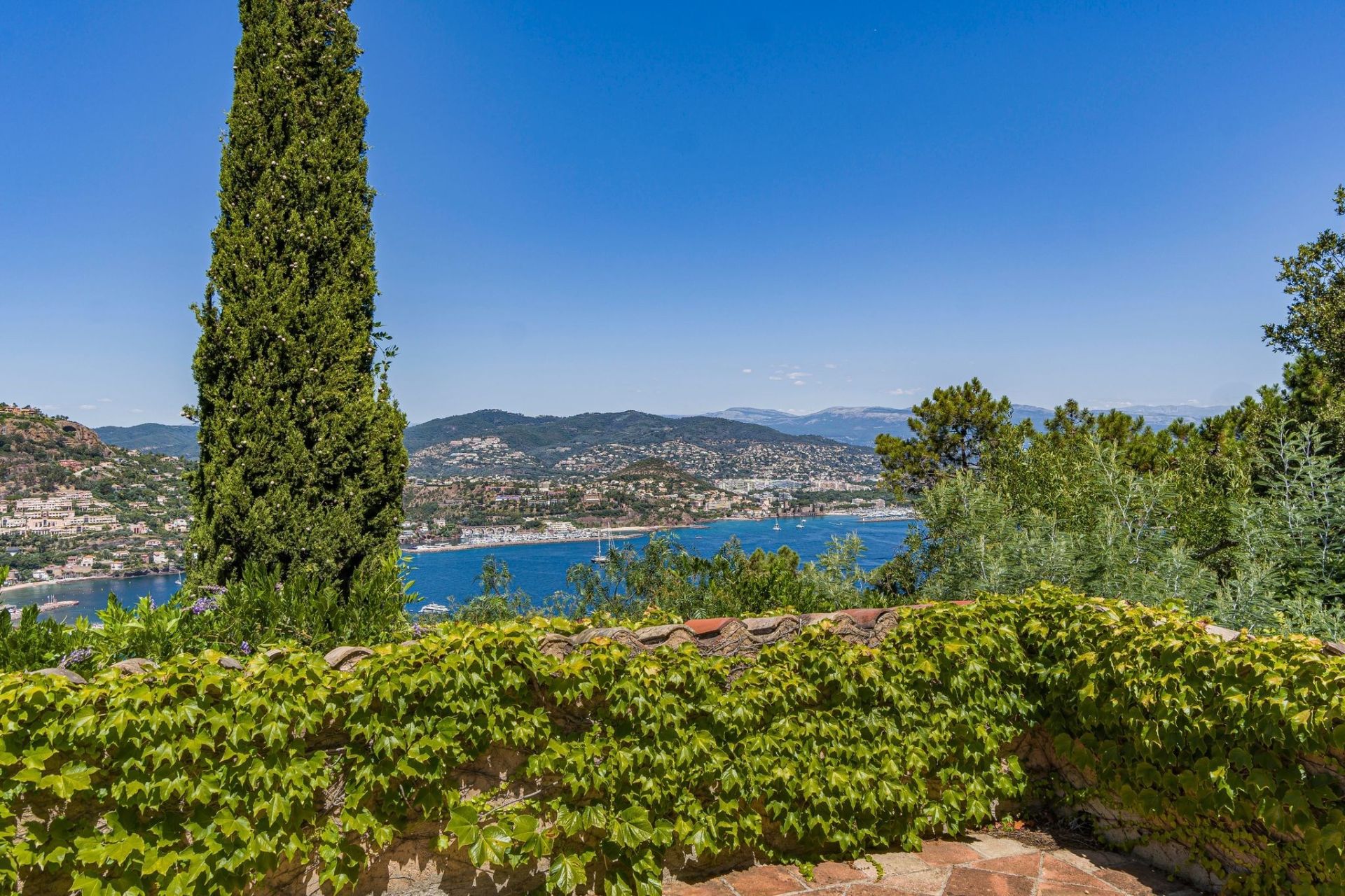 provencal house 7 Rooms for sale on THEOULE SUR MER (06590)