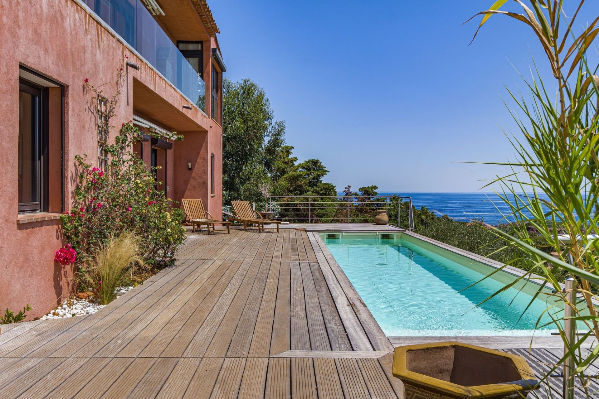 contemporary house 4 Rooms for sale on ANTHEOR (83530)