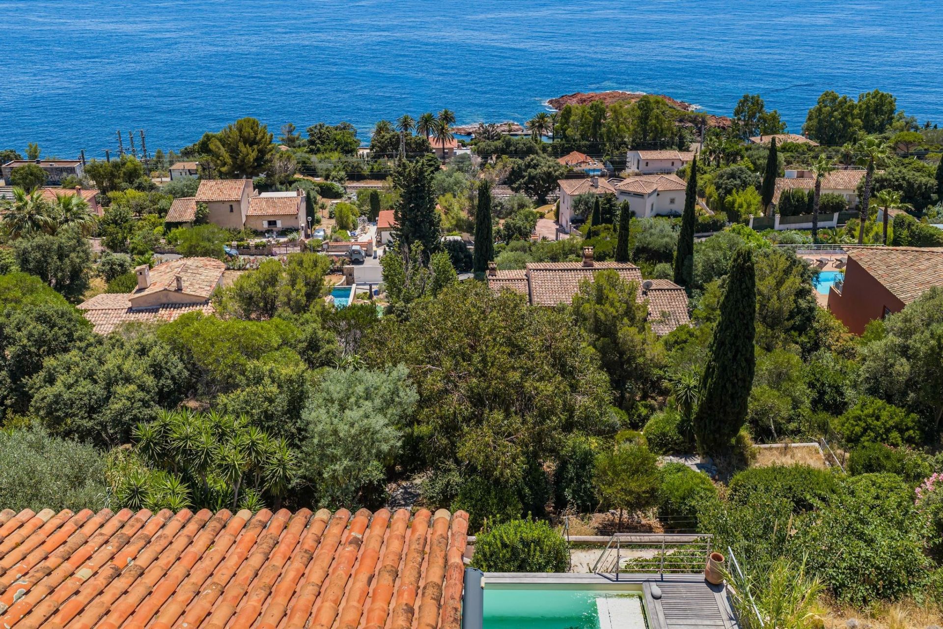 contemporary house 4 Rooms for sale on ANTHEOR (83530)