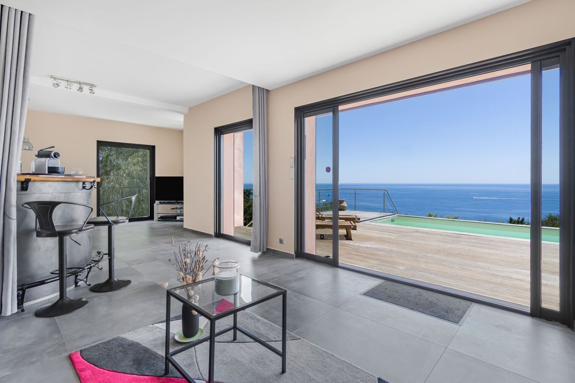 contemporary house 4 Rooms for sale on ANTHEOR (83530)