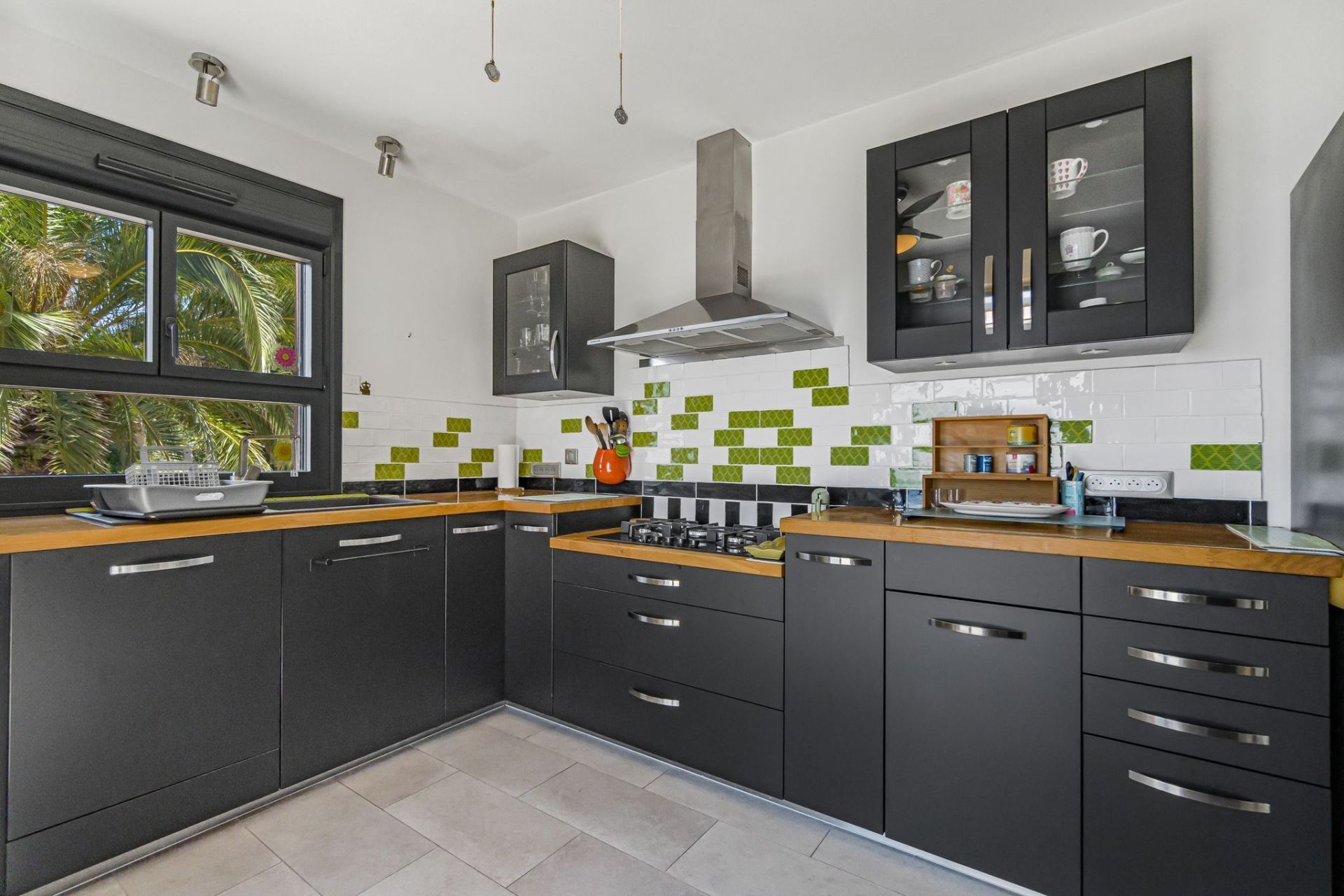 contemporary house 4 Rooms for sale on ANTHEOR (83530)
