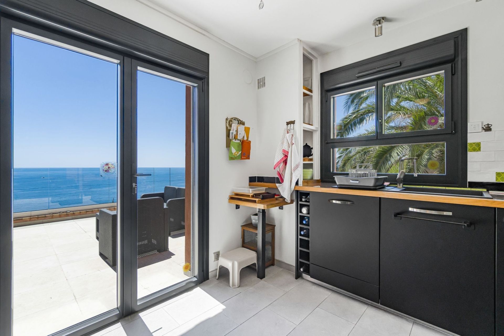 contemporary house 4 Rooms for sale on ANTHEOR (83530)