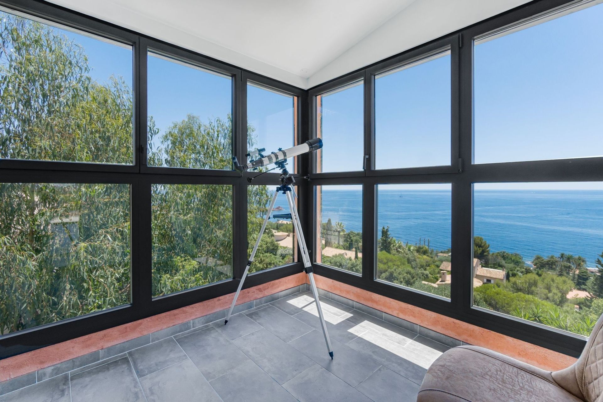 contemporary house 4 Rooms for sale on ANTHEOR (83530)