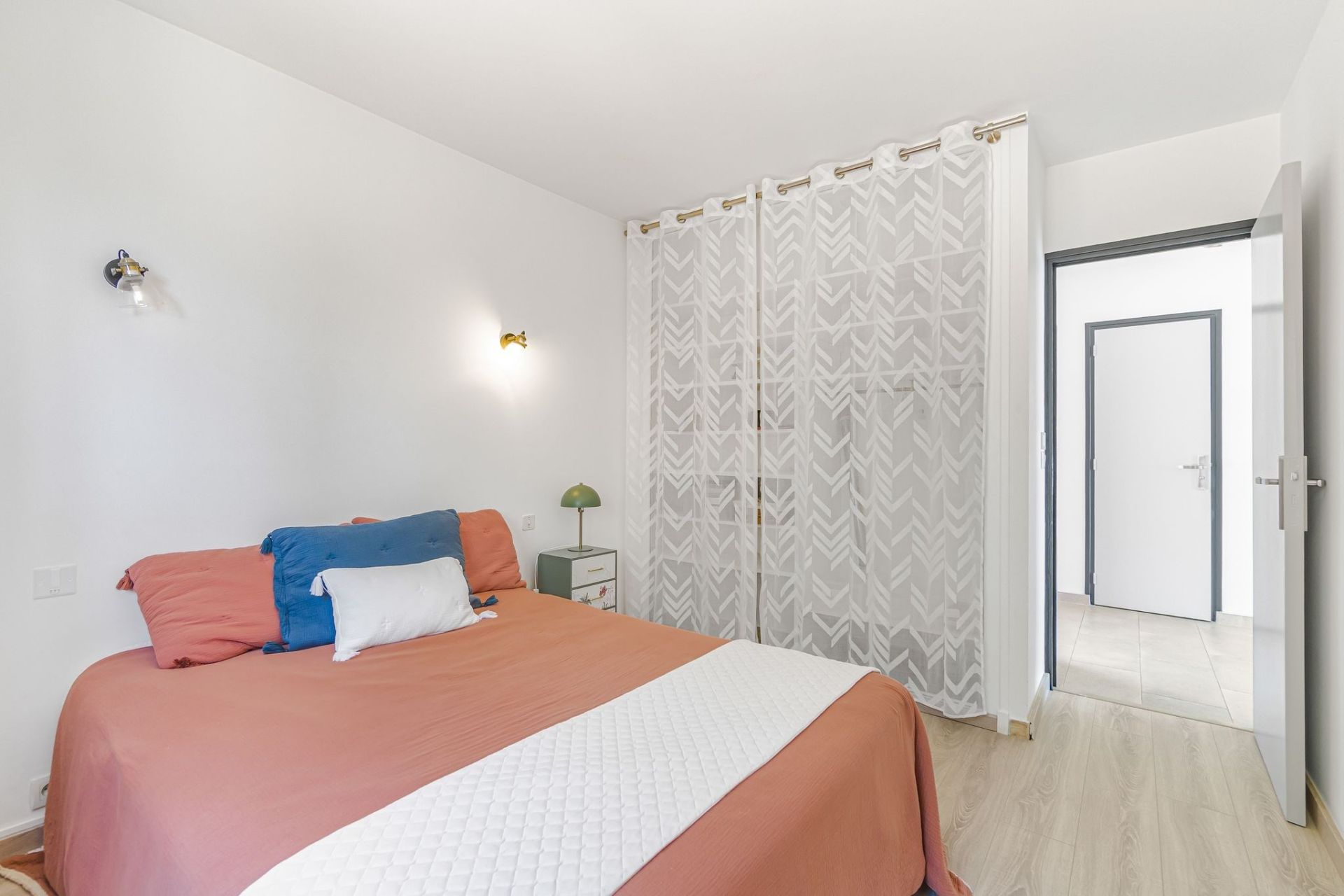 contemporary house 4 Rooms for sale on ANTHEOR (83530)