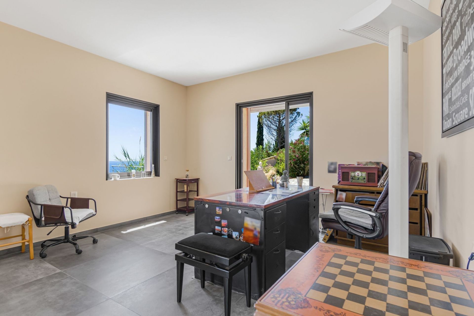 contemporary house 4 Rooms for sale on ANTHEOR (83530)
