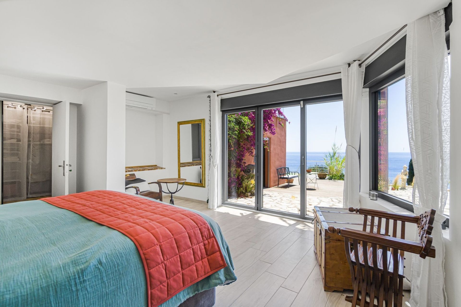 contemporary house 4 Rooms for sale on ANTHEOR (83530)