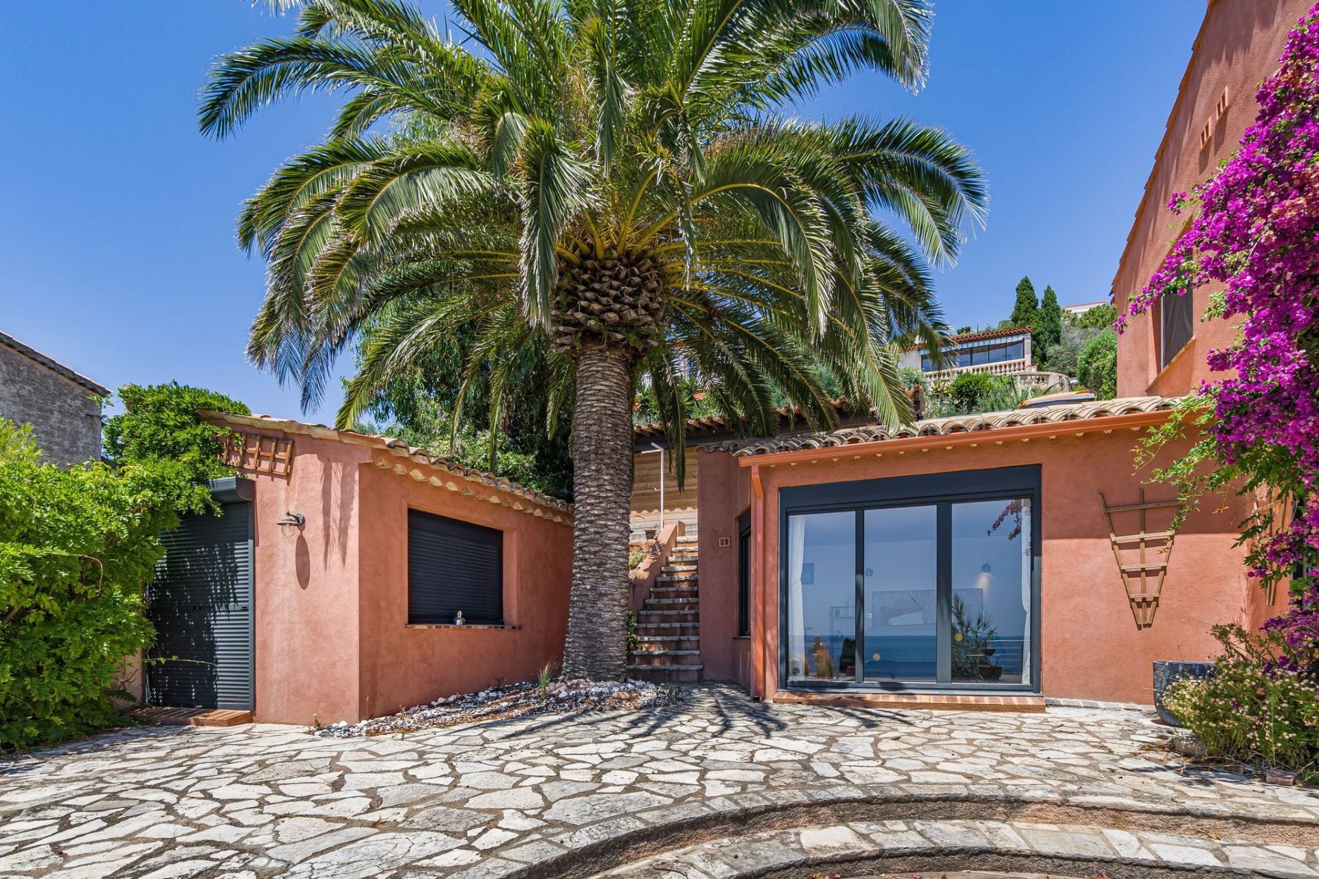 contemporary house 4 Rooms for sale on ANTHEOR (83530)