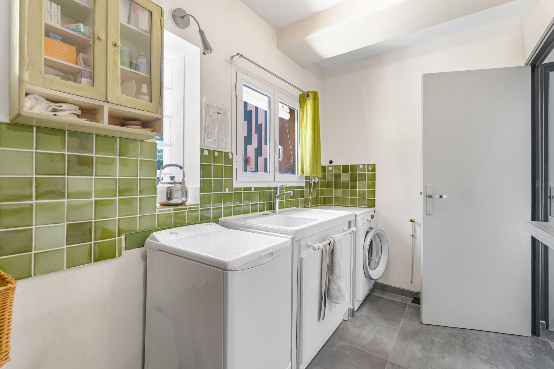 contemporary house 4 Rooms for sale on ANTHEOR (83530)