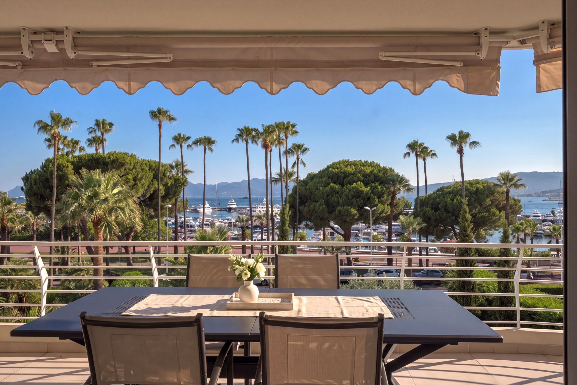 apartment 4 Rooms for sale on CANNES (06400)