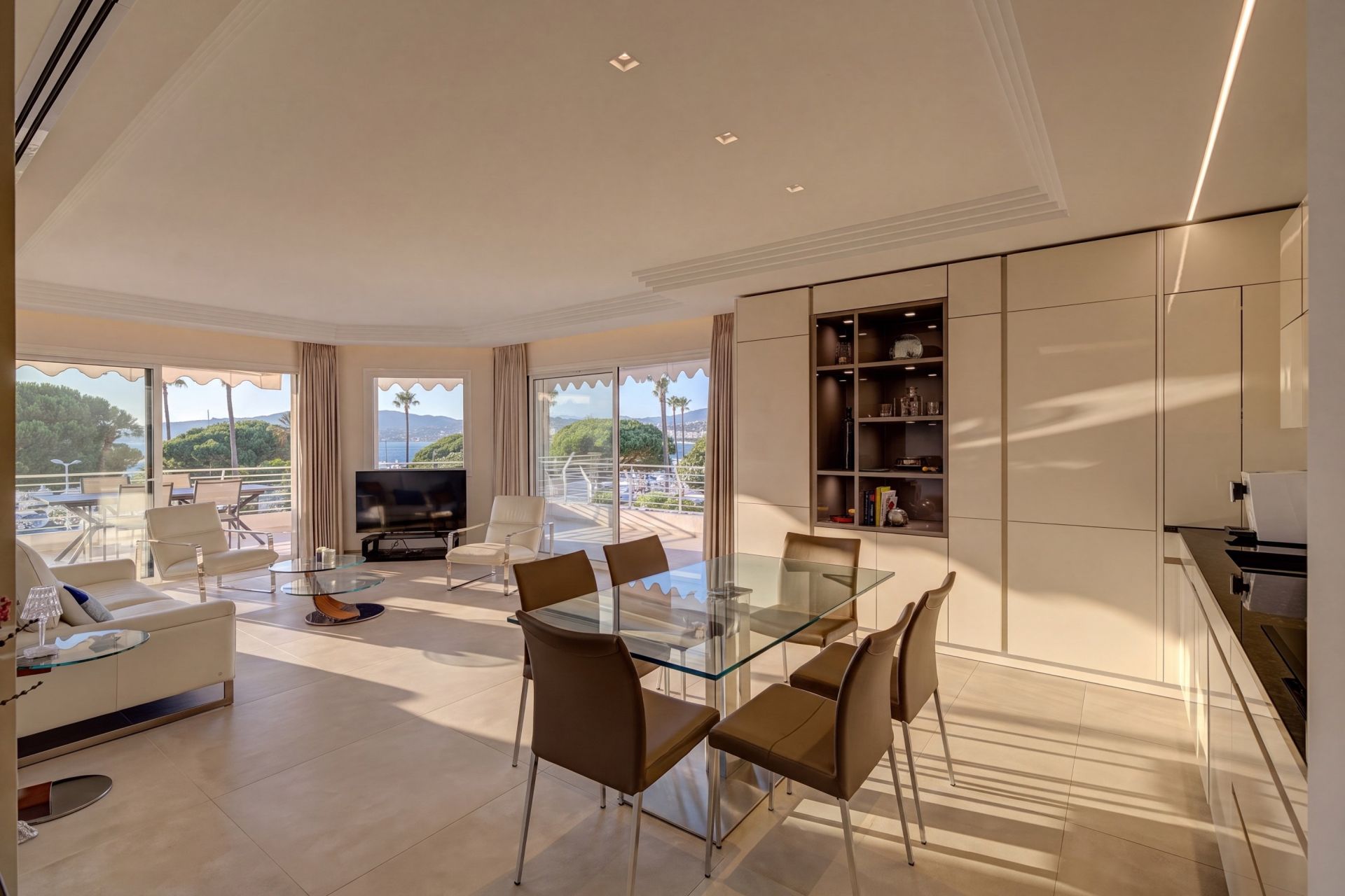 apartment 4 Rooms for sale on CANNES (06400)