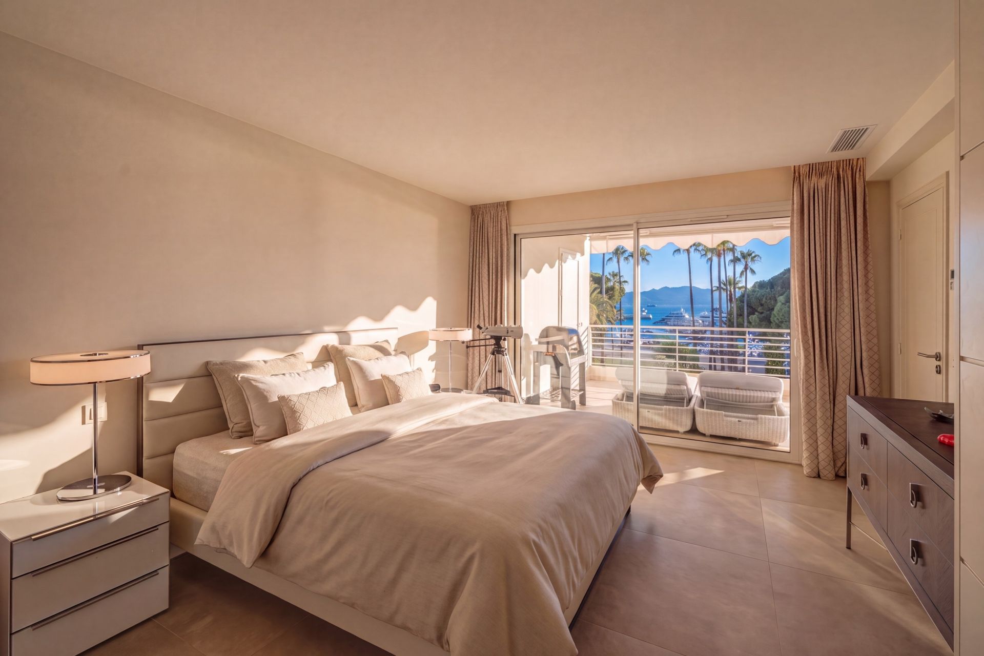 apartment 4 Rooms for sale on CANNES (06400)