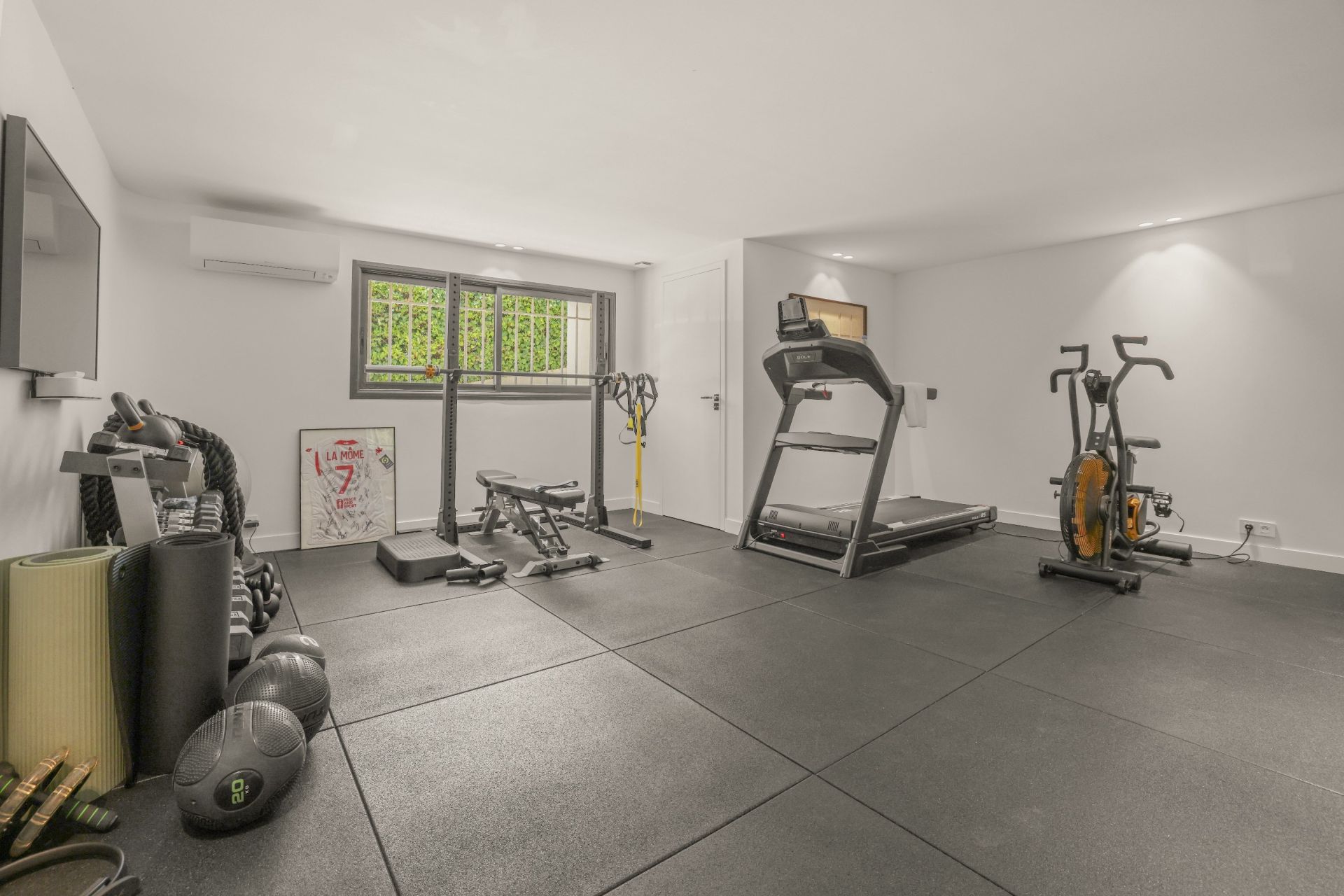 villa 7 Rooms for sale on LE CANNET (06110)