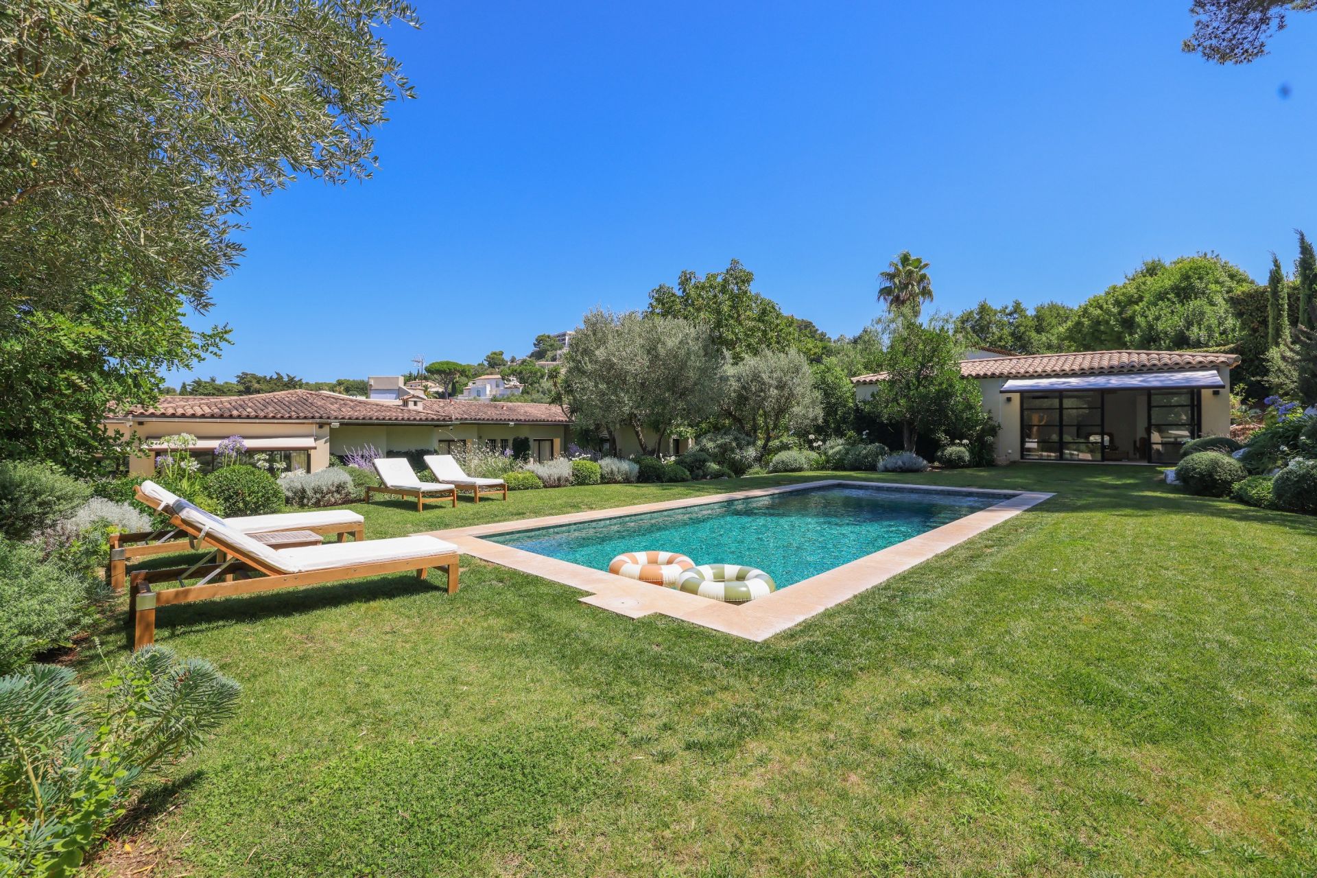 villa 7 Rooms for sale on LE CANNET (06110)