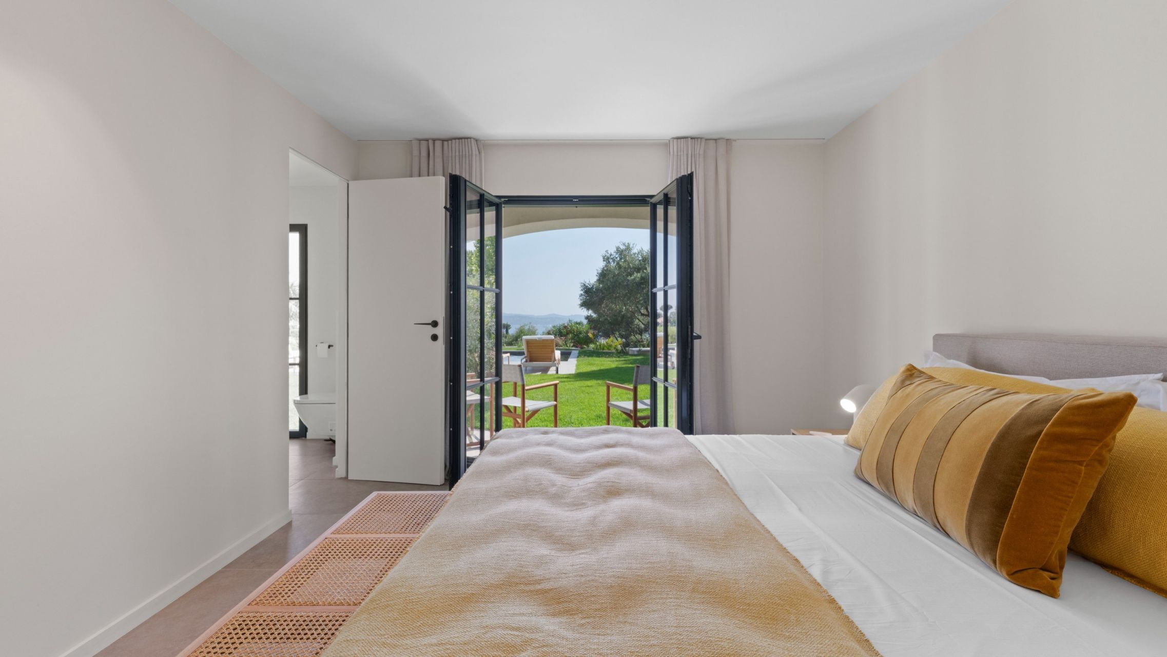 villa 7 Rooms for sale on STE MAXIME (83120)