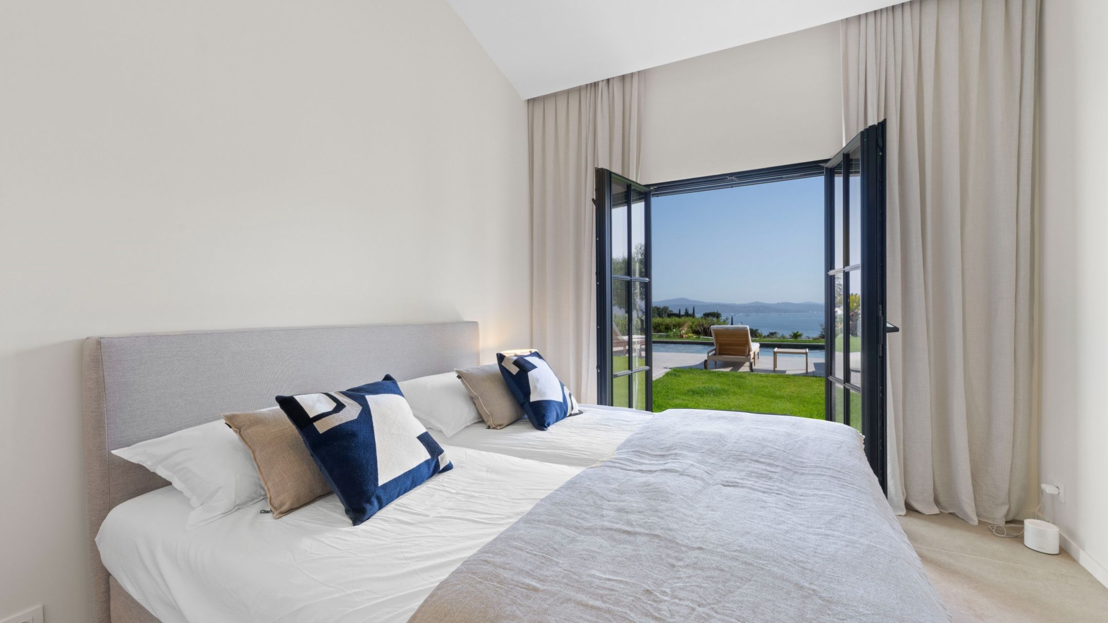 villa 7 Rooms for sale on STE MAXIME (83120)