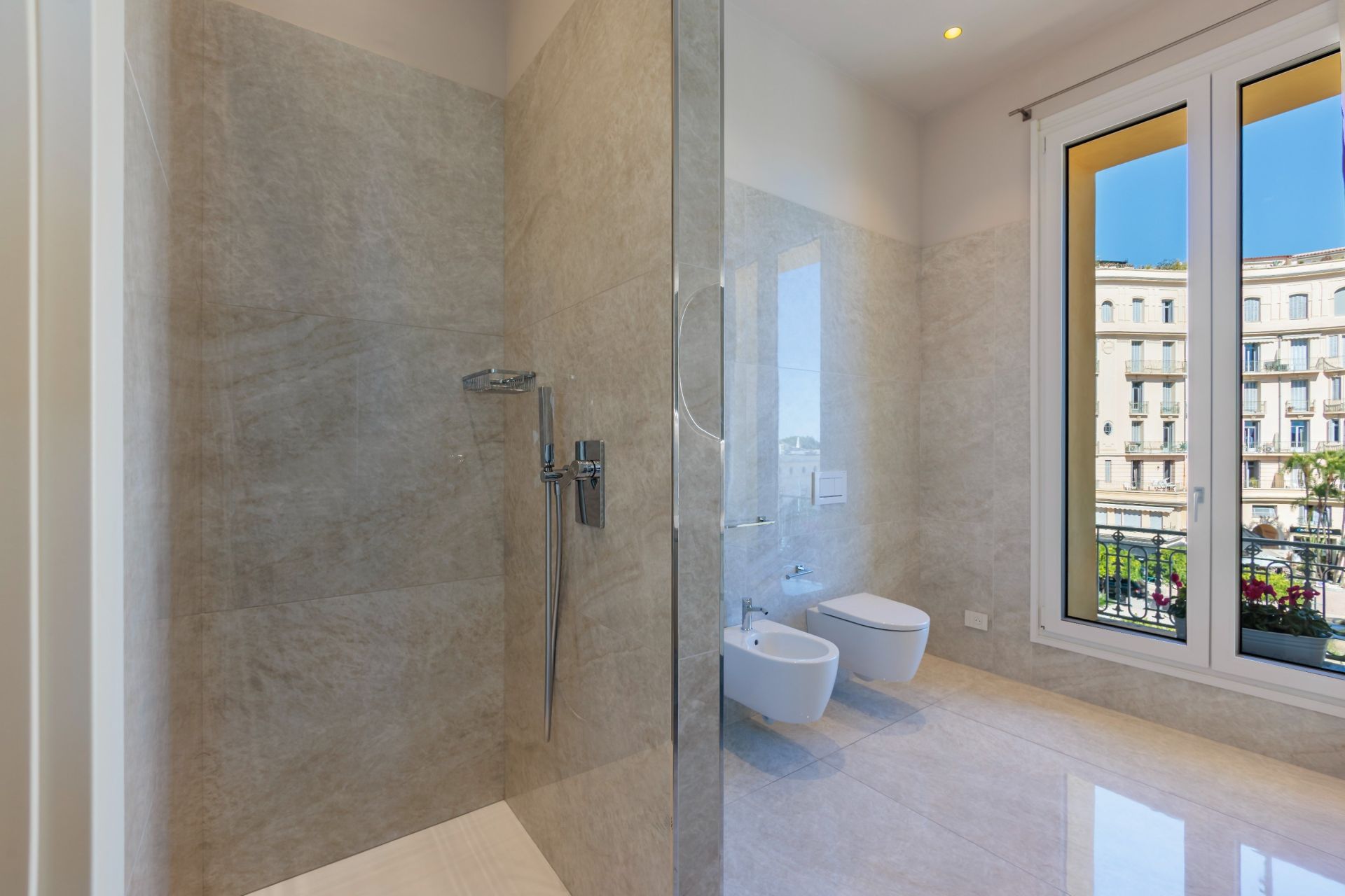 apartment 5 Rooms for sale on MENTON (06500)