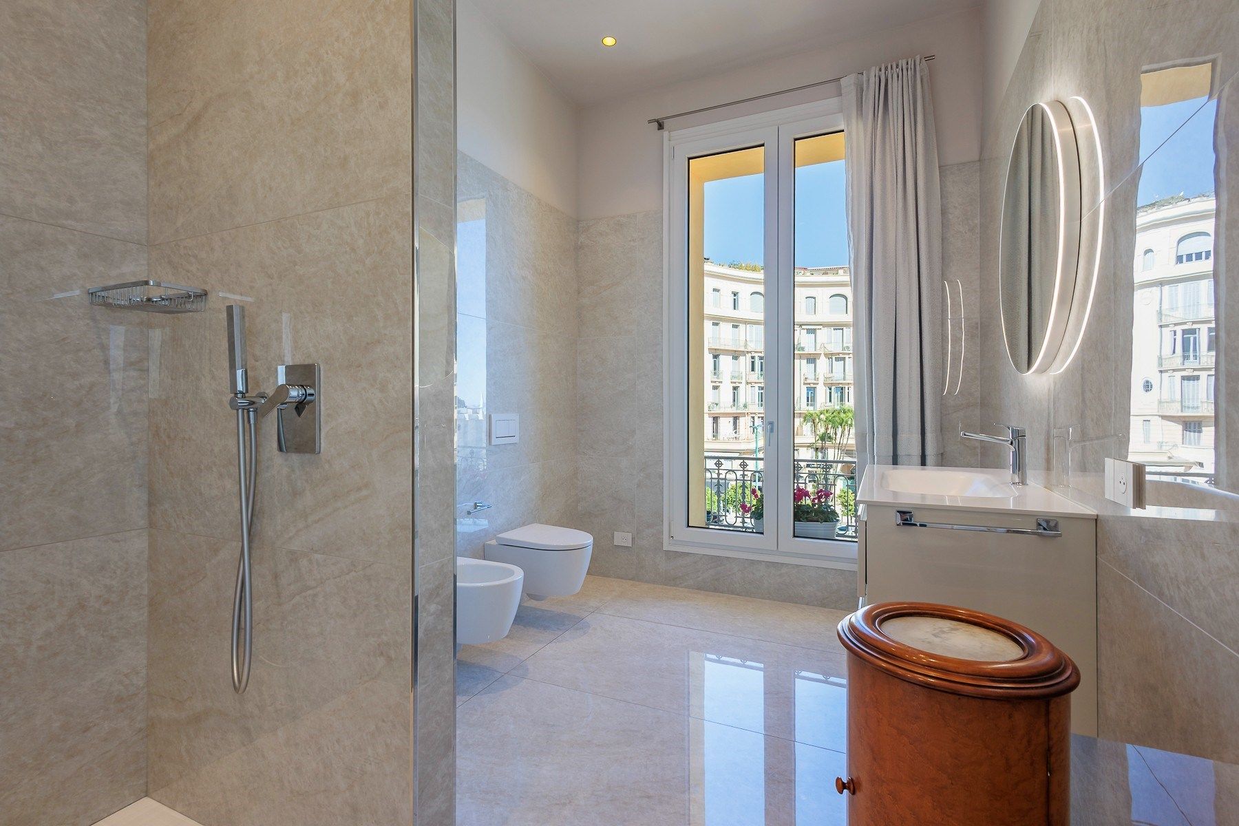 apartment 5 Rooms for sale on MENTON (06500)