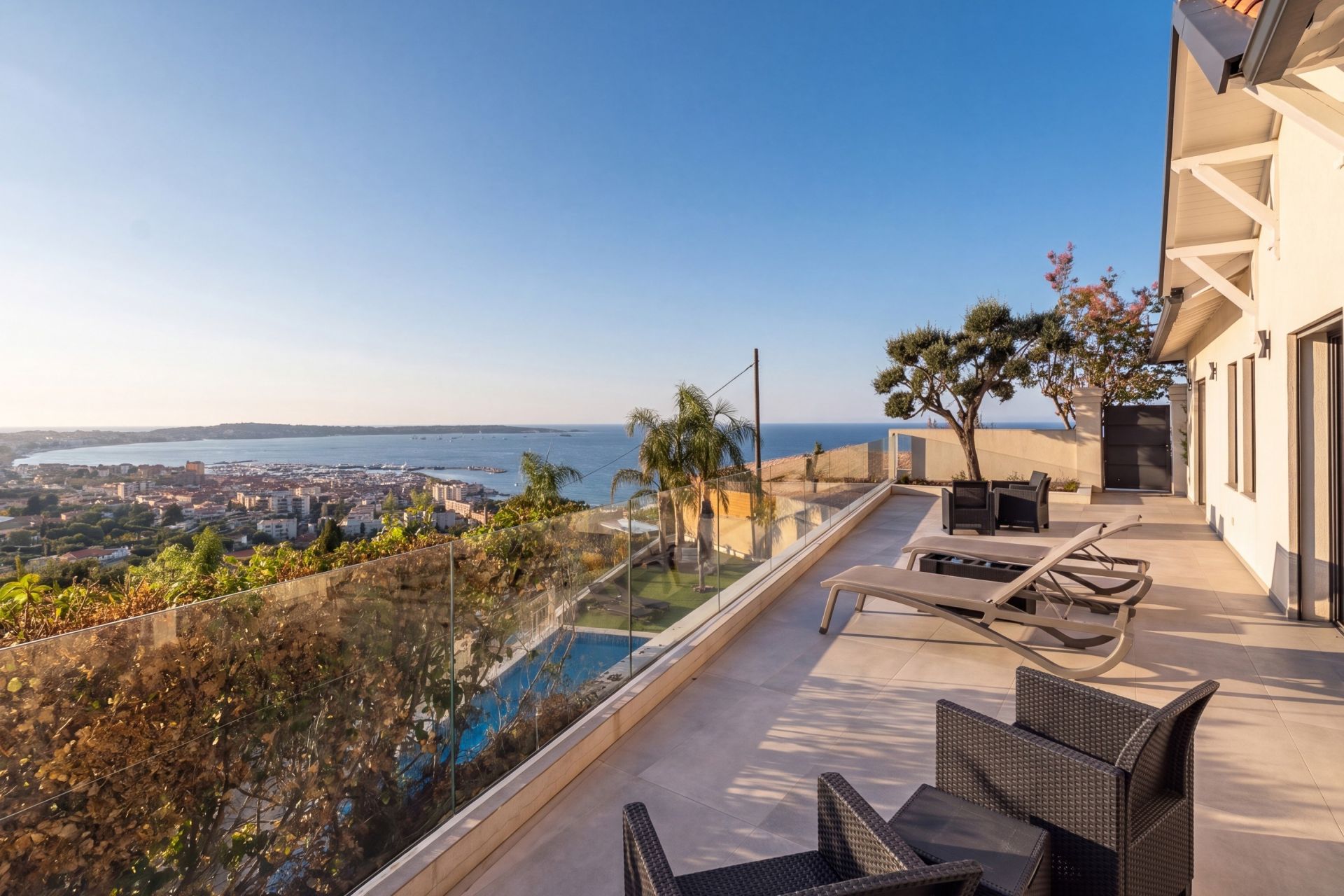 villa 6 Rooms for sale on LE GOLFE JUAN (06220)
