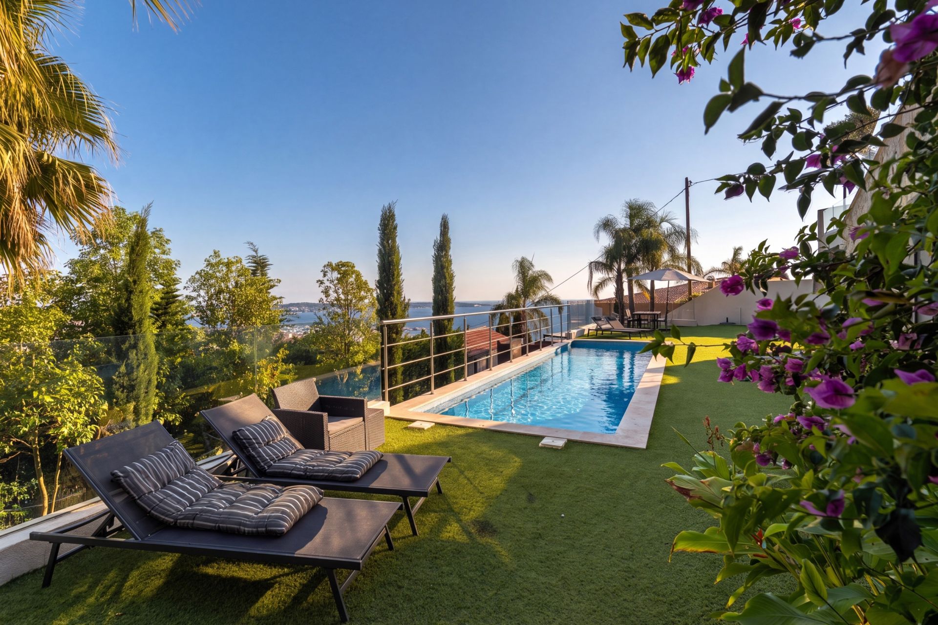 villa 6 Rooms for sale on LE GOLFE JUAN (06220)