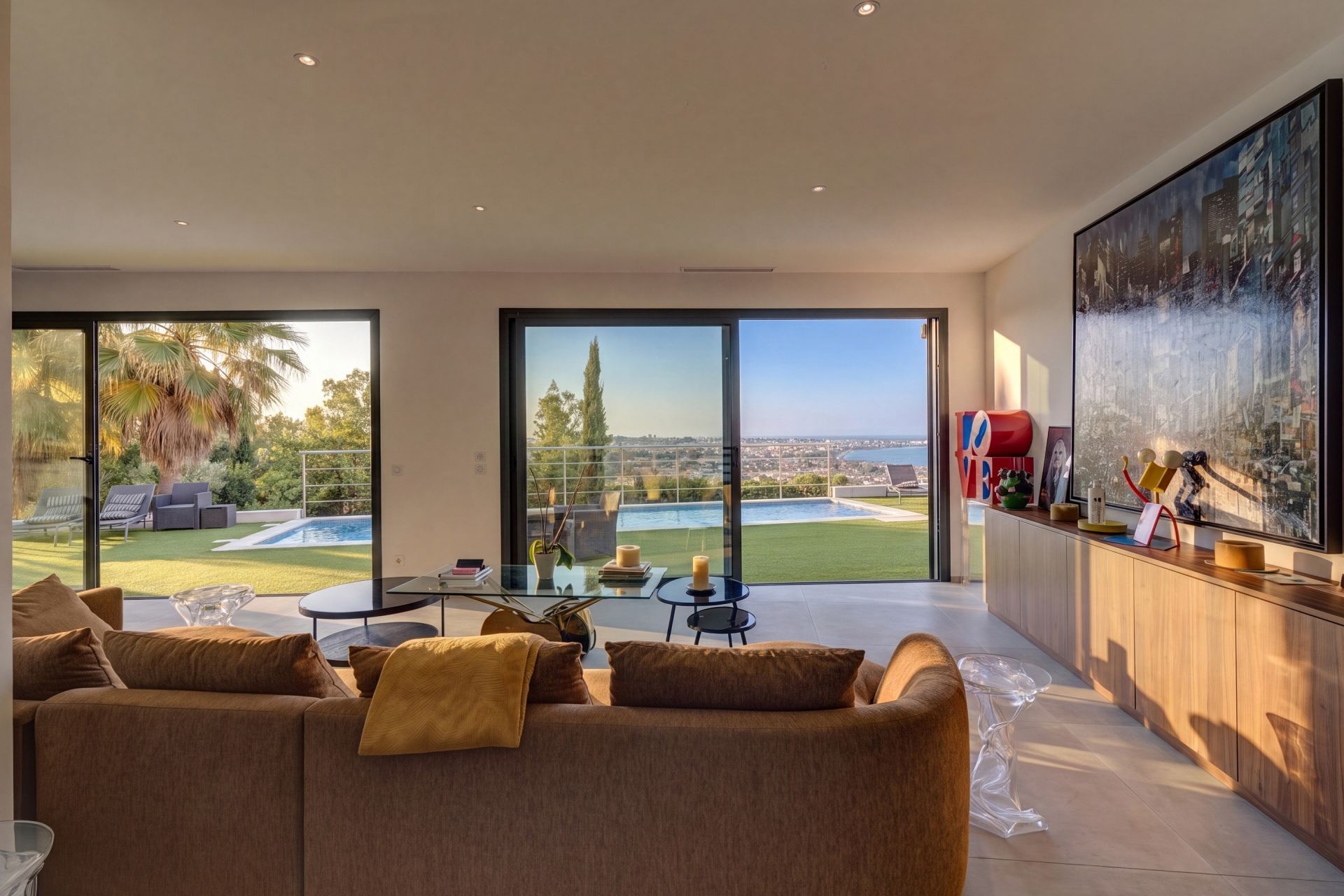 villa 6 Rooms for sale on LE GOLFE JUAN (06220)