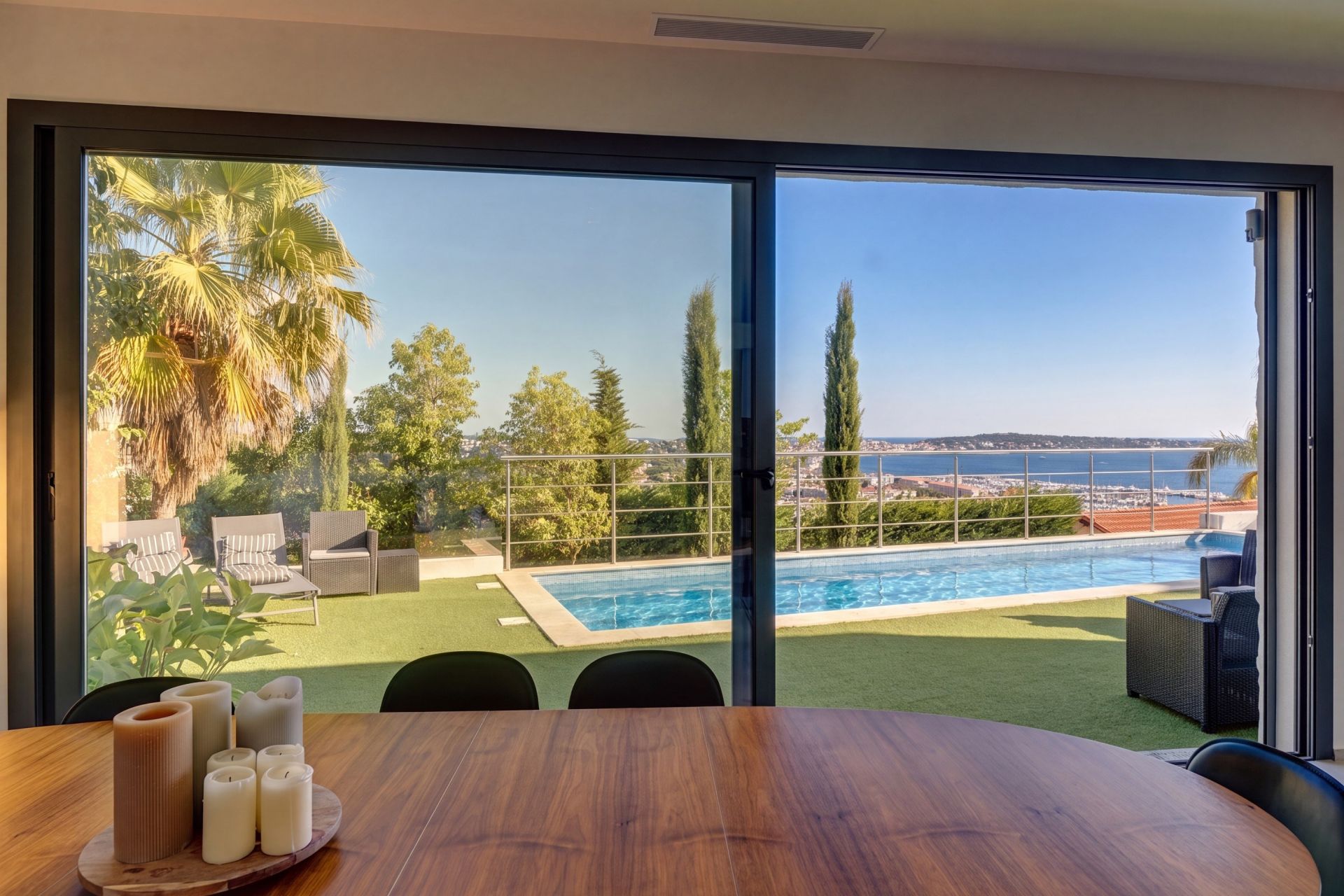 villa 6 Rooms for sale on LE GOLFE JUAN (06220)