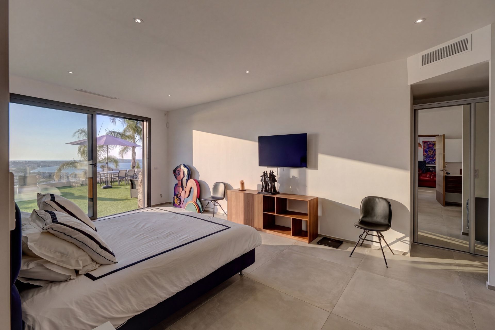 villa 6 Rooms for sale on LE GOLFE JUAN (06220)