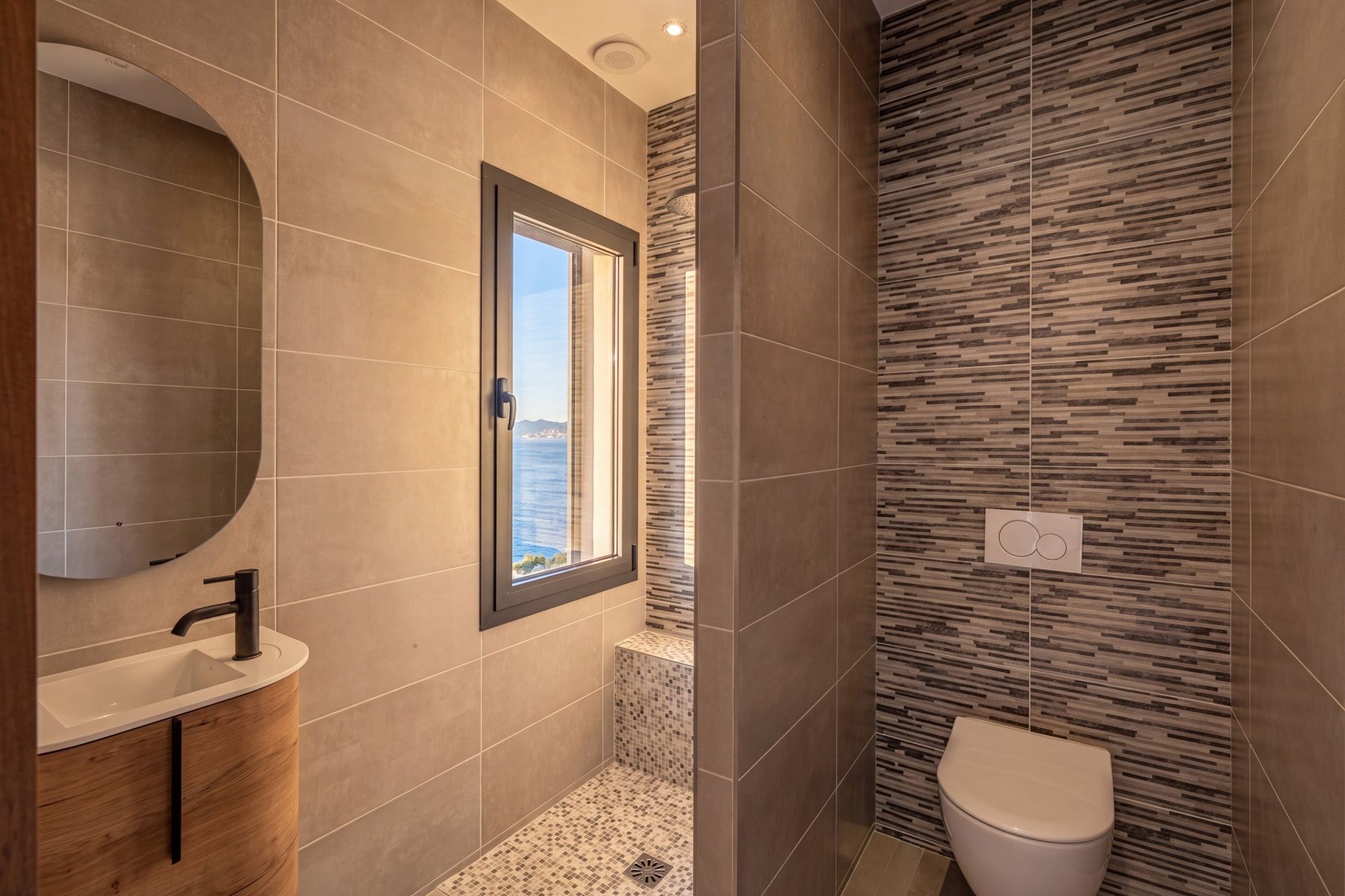 villa 6 Rooms for sale on LE GOLFE JUAN (06220)