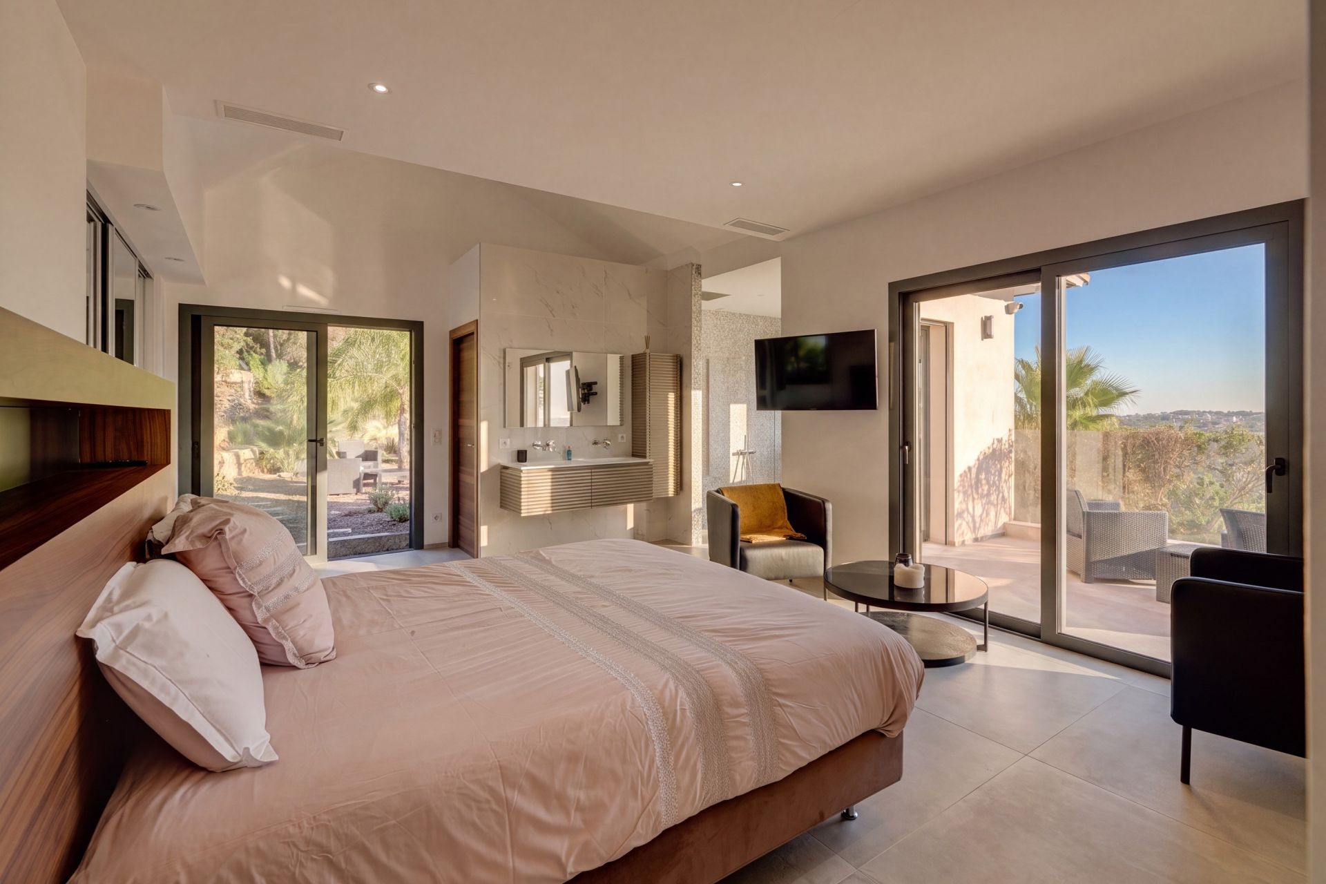 villa 6 Rooms for sale on LE GOLFE JUAN (06220)