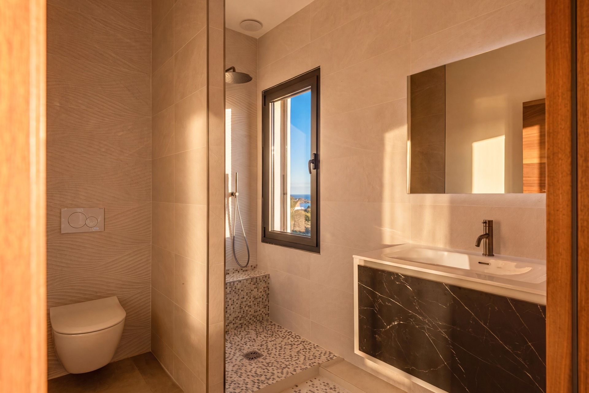 villa 6 Rooms for sale on LE GOLFE JUAN (06220)