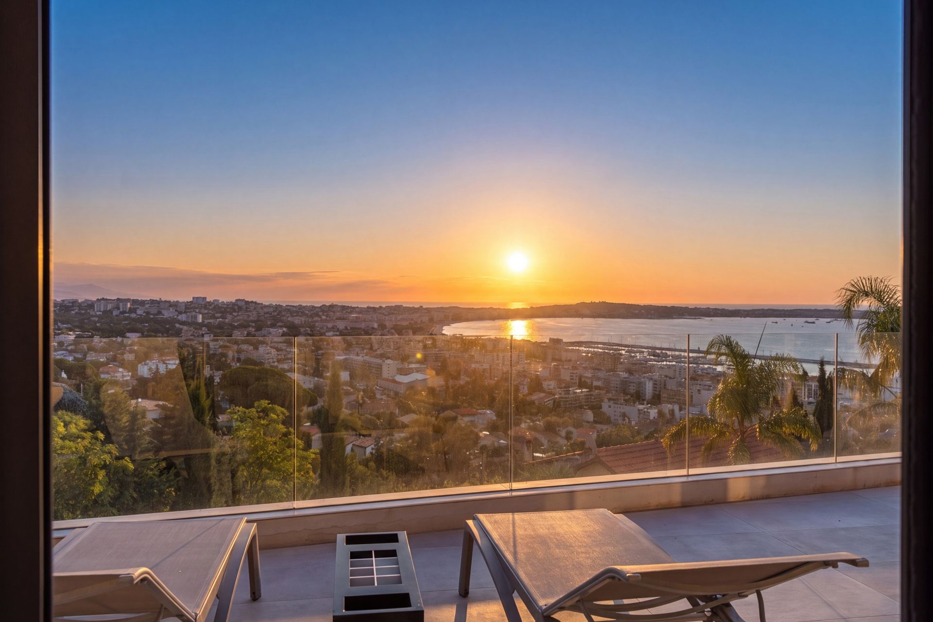 villa 6 Rooms for sale on LE GOLFE JUAN (06220)