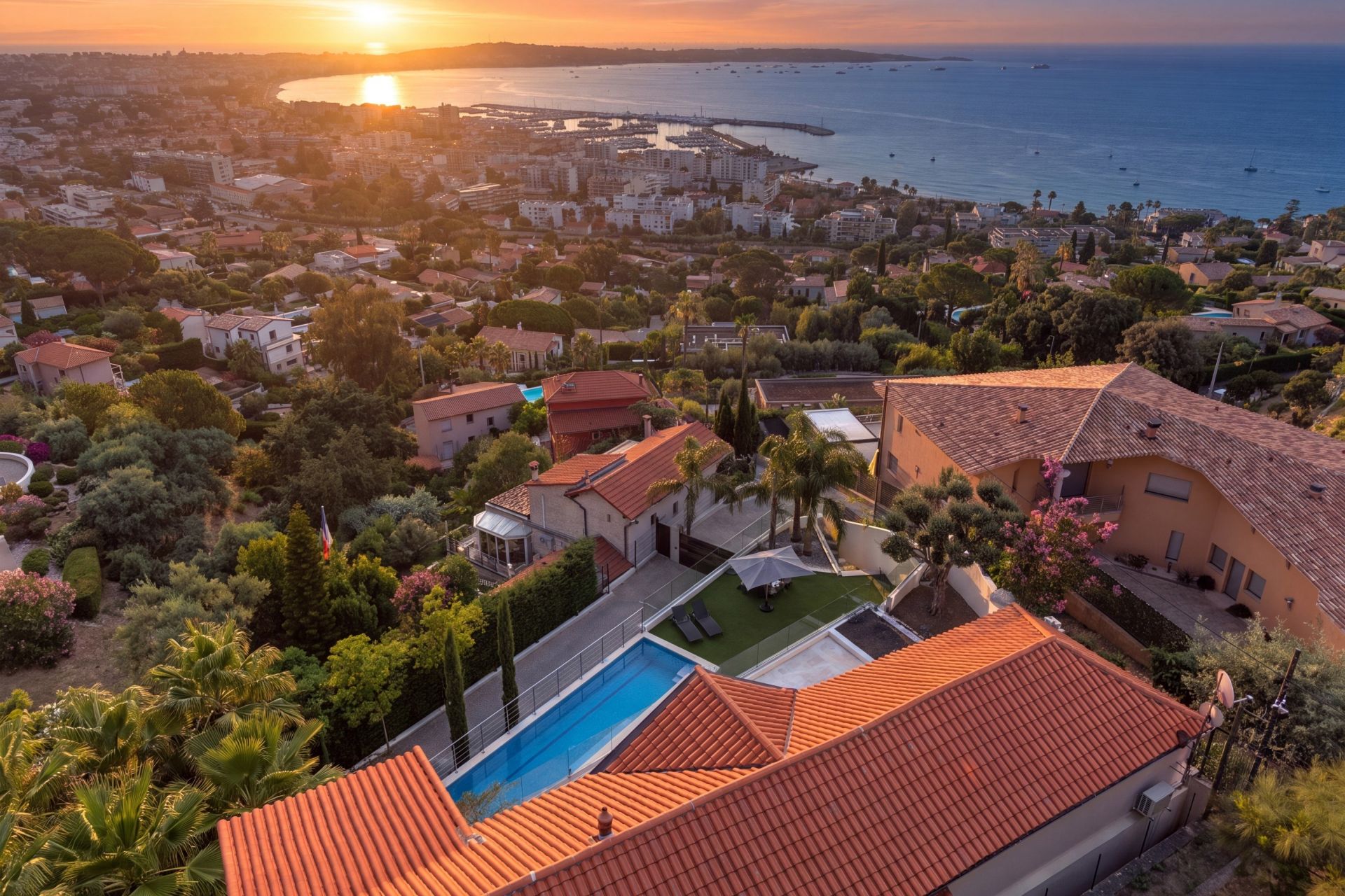 villa 6 Rooms for sale on LE GOLFE JUAN (06220)