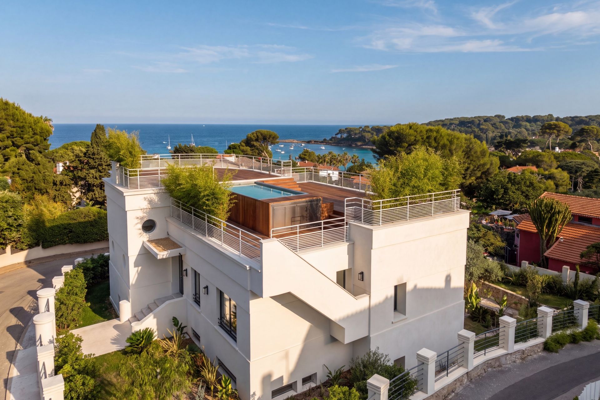villa 8 Rooms for sale on CAP D ANTIBES (06160)