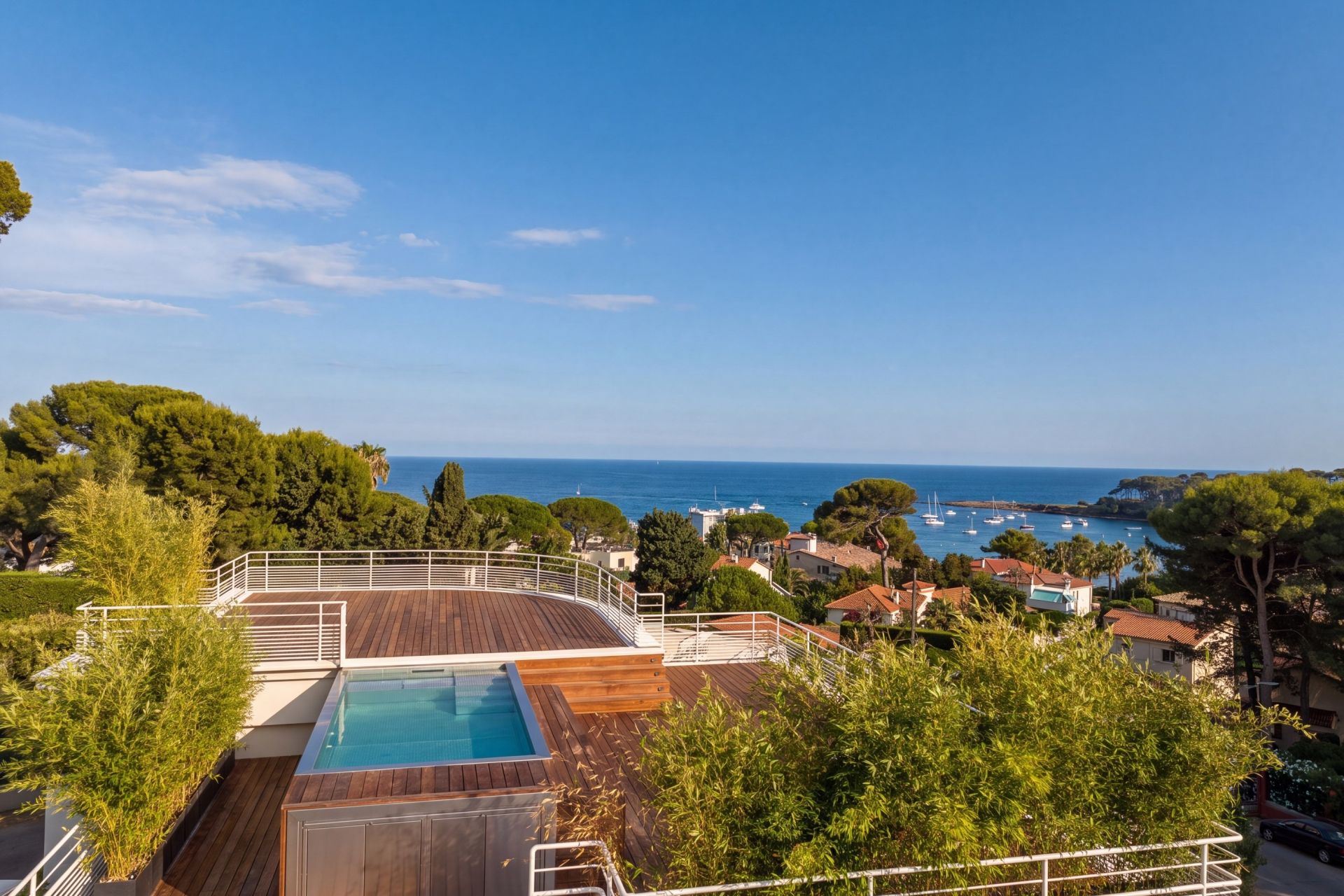 villa 8 Rooms for sale on CAP D ANTIBES (06160)