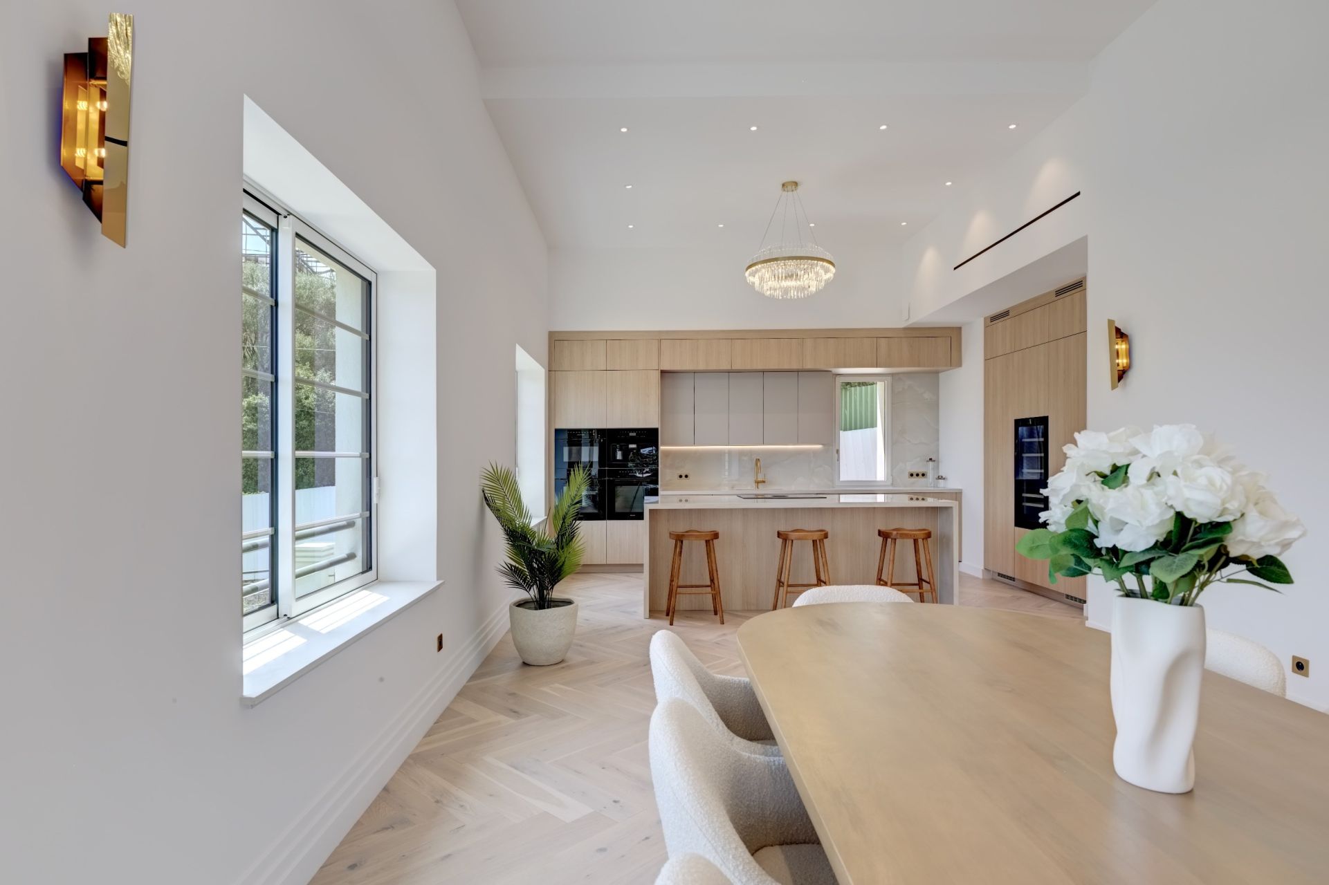 villa 8 Rooms for sale on CAP D ANTIBES (06160)