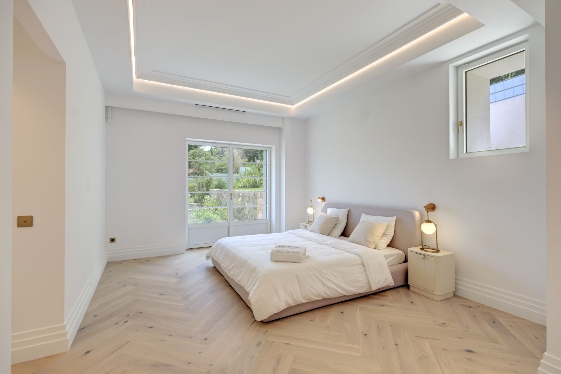 villa 8 Rooms for sale on CAP D ANTIBES (06160)