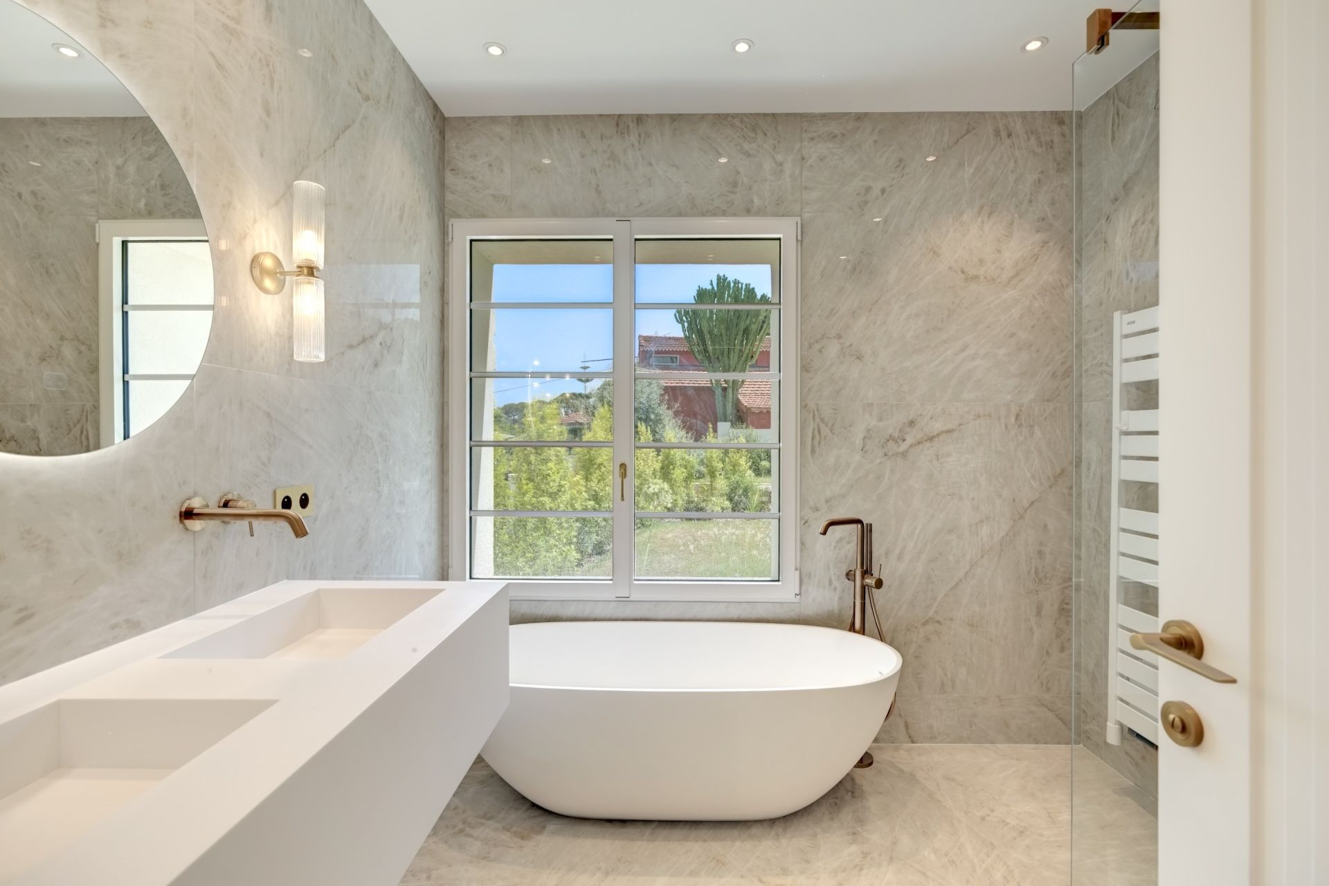 villa 8 Rooms for sale on CAP D ANTIBES (06160)