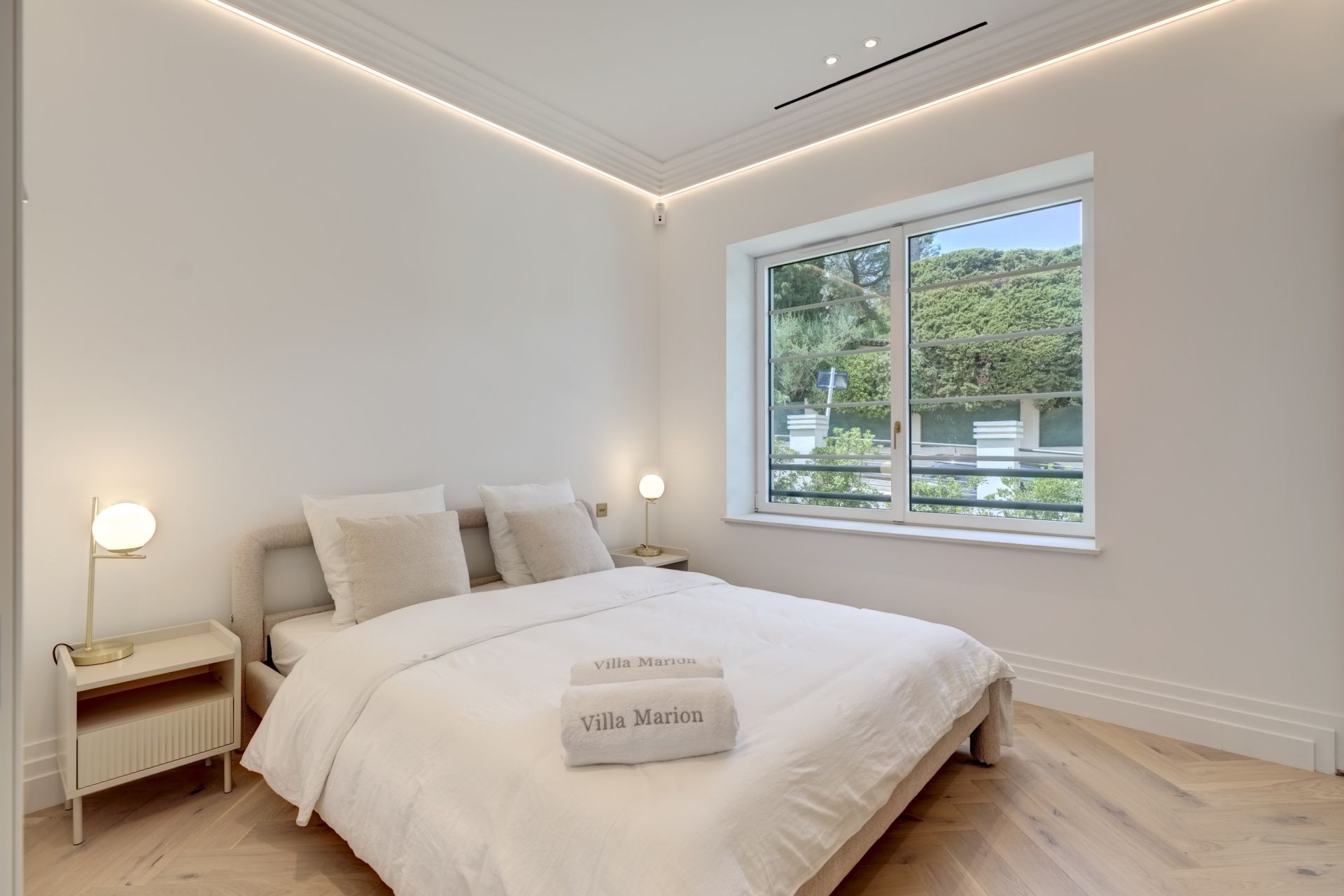 villa 8 Rooms for sale on CAP D ANTIBES (06160)